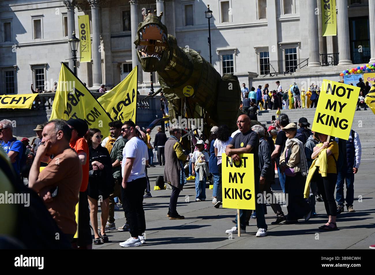 LONDRA, REGNO UNITO. 10 maggio 2025. Chuck the Rex, un dinosauro di 15 piedi che rappresenta la monarchia, un fossile domato che appartiene a un museo al giorno della Repubblica 2025 è celebrato dalla Repubblica per abolire la monarchia e trasformare il paese in meglio. Si svolge a Trafalgar Square, Londra, Regno Unito. (Foto di 李世惠/SEE li/Picture Capital) credito: Vedi li/Picture Capital/Alamy Live News Foto Stock LONDRA, REGNO UNITO. 10 maggio 2025. Chuck the Rex, un dinosauro di 15 piedi che rappresenta la monarchia, un fossile domato che appartiene a un museo al giorno della Repubblica 2025 è celebrato dalla Repubblica per abolire la monarchia e trasformare il paese in meglio. Si svolge a Trafalgar Square, Londra, Regno Unito. (Foto di 李世惠/SEE li/Picture Capital) credito: Vedi li/Picture Capital/Alamy Live News Foto Stock