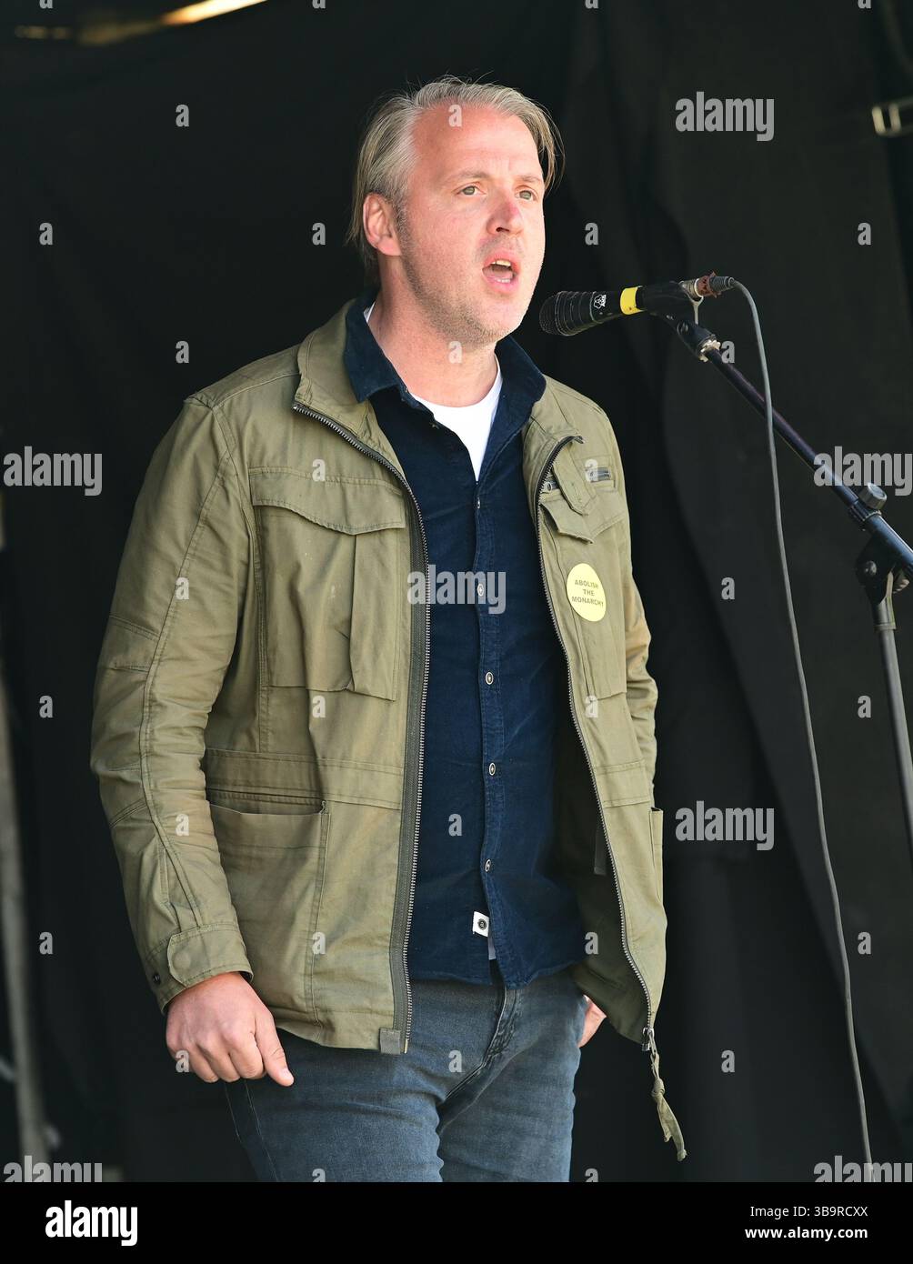 LONDRA, INGHILTERRA, 10 maggio 2025: Speaker Floris Müller è presidente del movimento repubblicano olandese Republiek alla Festa della Repubblica 2025 è celebrata dalla Repubblica per abolire la monarchia e trasformare il paese in meglio. Si svolge a Trafalgar Square, Londra, Regno Unito. (Foto di 李世惠/SEE li/Picture Capital) Foto Stock LONDRA, INGHILTERRA, 10 maggio 2025: Speaker Floris Müller è presidente del movimento repubblicano olandese Republiek alla Festa della Repubblica 2025 è celebrata dalla Repubblica per abolire la monarchia e trasformare il paese in meglio. Si svolge a Trafalgar Square, Londra, Regno Unito. (Foto di 李世惠/SEE li/Picture Capital) Foto Stock