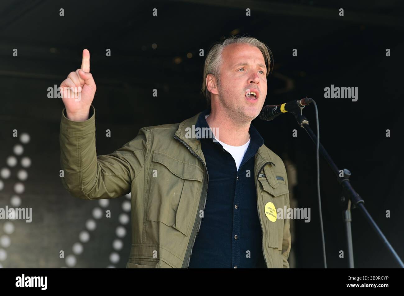 LONDRA, REGNO UNITO. 10 maggio 2025. Speaker Floris Müller è presidente del movimento repubblicano olandese Republiek alla Festa della Repubblica 2025 è celebrata dalla Repubblica per abolire la monarchia e trasformare il paese in meglio. Si svolge a Trafalgar Square, Londra, Regno Unito. (Foto di 李世惠/SEE li/Picture Capital) credito: Vedi li/Picture Capital/Alamy Live News Foto Stock LONDRA, REGNO UNITO. 10 maggio 2025. Speaker Floris Müller è presidente del movimento repubblicano olandese Republiek alla Festa della Repubblica 2025 è celebrata dalla Repubblica per abolire la monarchia e trasformare il paese in meglio. Si svolge a Trafalgar Square, Londra, Regno Unito. (Foto di 李世惠/SEE li/Picture Capital) credito: Vedi li/Picture Capital/Alamy Live News Foto Stock