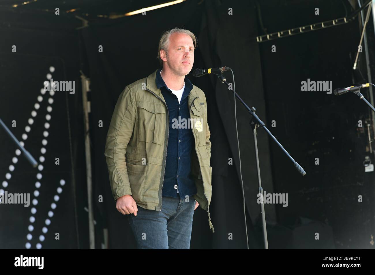 LONDRA, REGNO UNITO. 10 maggio 2025. Speaker Floris Müller è presidente del movimento repubblicano olandese Republiek alla Festa della Repubblica 2025 è celebrata dalla Repubblica per abolire la monarchia e trasformare il paese in meglio. Si svolge a Trafalgar Square, Londra, Regno Unito. (Foto di 李世惠/SEE li/Picture Capital) credito: Vedi li/Picture Capital/Alamy Live News Foto Stock LONDRA, REGNO UNITO. 10 maggio 2025. Speaker Floris Müller è presidente del movimento repubblicano olandese Republiek alla Festa della Repubblica 2025 è celebrata dalla Repubblica per abolire la monarchia e trasformare il paese in meglio. Si svolge a Trafalgar Square, Londra, Regno Unito. (Foto di 李世惠/SEE li/Picture Capital) credito: Vedi li/Picture Capital/Alamy Live News Foto Stock