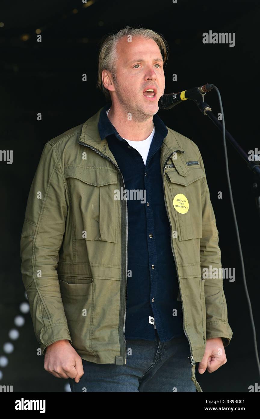 LONDRA, REGNO UNITO. 10 maggio 2025. Speaker Floris Müller è presidente del movimento repubblicano olandese Republiek alla Festa della Repubblica 2025 è celebrata dalla Repubblica per abolire la monarchia e trasformare il paese in meglio. Si svolge a Trafalgar Square, Londra, Regno Unito. (Foto di 李世惠/SEE li/Picture Capital) credito: Vedi li/Picture Capital/Alamy Live News Foto Stock LONDRA, REGNO UNITO. 10 maggio 2025. Speaker Floris Müller è presidente del movimento repubblicano olandese Republiek alla Festa della Repubblica 2025 è celebrata dalla Repubblica per abolire la monarchia e trasformare il paese in meglio. Si svolge a Trafalgar Square, Londra, Regno Unito. (Foto di 李世惠/SEE li/Picture Capital) credito: Vedi li/Picture Capital/Alamy Live News Foto Stock