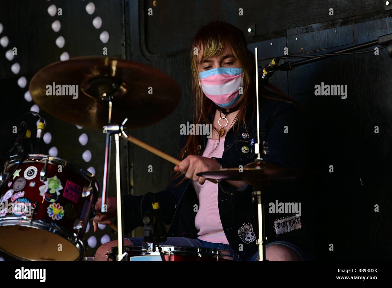 LONDRA, REGNO UNITO. 10 maggio 2025. I Nasty Fishmonger si esibiscono al Republic Day 2025, celebrato dalla Repubblica per abolire la monarchia e trasformare il paese in meglio. Si svolge a Trafalgar Square, Londra, Regno Unito. (Foto di 李世惠/SEE li/Picture Capital) credito: Vedi li/Picture Capital/Alamy Live News Foto Stock LONDRA, REGNO UNITO. 10 maggio 2025. I Nasty Fishmonger si esibiscono al Republic Day 2025, celebrato dalla Repubblica per abolire la monarchia e trasformare il paese in meglio. Si svolge a Trafalgar Square, Londra, Regno Unito. (Foto di 李世惠/SEE li/Picture Capital) credito: Vedi li/Picture Capital/Alamy Live News Foto Stock