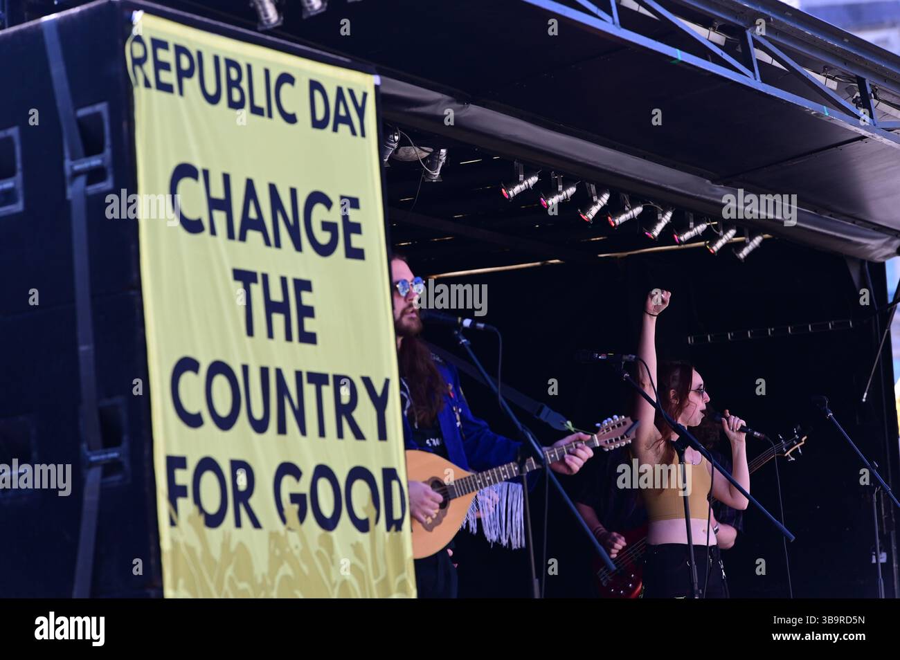 LONDRA, REGNO UNITO. 10 maggio 2025. I Nasty Fishmonger si esibiscono al Republic Day 2025, celebrato dalla Repubblica per abolire la monarchia e trasformare il paese in meglio. Si svolge a Trafalgar Square, Londra, Regno Unito. (Foto di 李世惠/SEE li/Picture Capital) credito: Vedi li/Picture Capital/Alamy Live News Foto Stock LONDRA, REGNO UNITO. 10 maggio 2025. I Nasty Fishmonger si esibiscono al Republic Day 2025, celebrato dalla Repubblica per abolire la monarchia e trasformare il paese in meglio. Si svolge a Trafalgar Square, Londra, Regno Unito. (Foto di 李世惠/SEE li/Picture Capital) credito: Vedi li/Picture Capital/Alamy Live News Foto Stock
