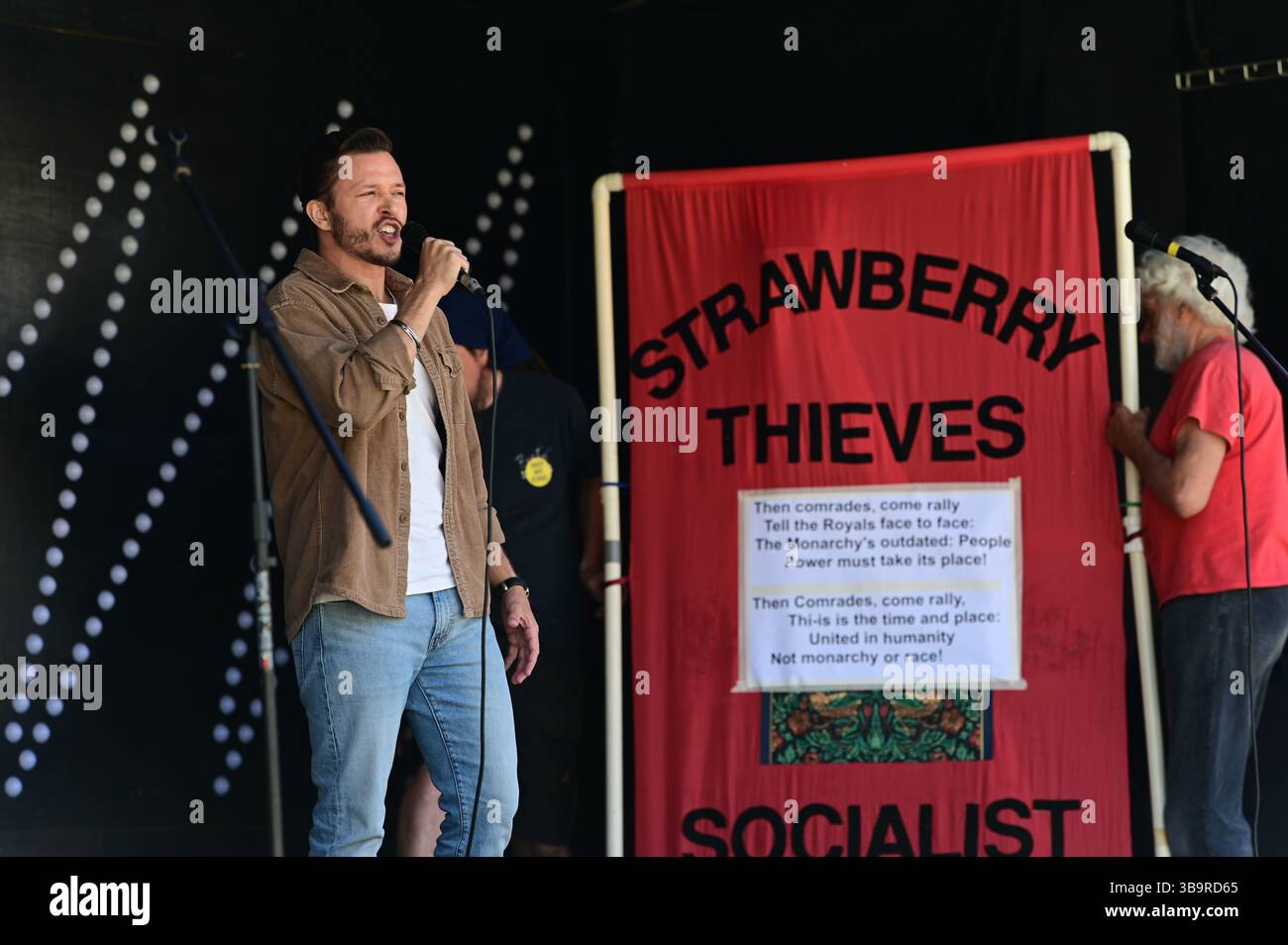 LONDRA, REGNO UNITO. 10 maggio 2025. Jassa Ahluwalia è un attore, autrice e sindacalista britannico durante la Festa della Repubblica del 2025, celebrata dalla Repubblica per abolire la monarchia e trasformare il paese in meglio. Si svolge a Trafalgar Square, Londra, Regno Unito. (Foto di 李世惠/SEE li/Picture Capital) credito: Vedi li/Picture Capital/Alamy Live News Foto Stock LONDRA, REGNO UNITO. 10 maggio 2025. Jassa Ahluwalia è un attore, autrice e sindacalista britannico durante la Festa della Repubblica del 2025, celebrata dalla Repubblica per abolire la monarchia e trasformare il paese in meglio. Si svolge a Trafalgar Square, Londra, Regno Unito. (Foto di 李世惠/SEE li/Picture Capital) credito: Vedi li/Picture Capital/Alamy Live News Foto Stock