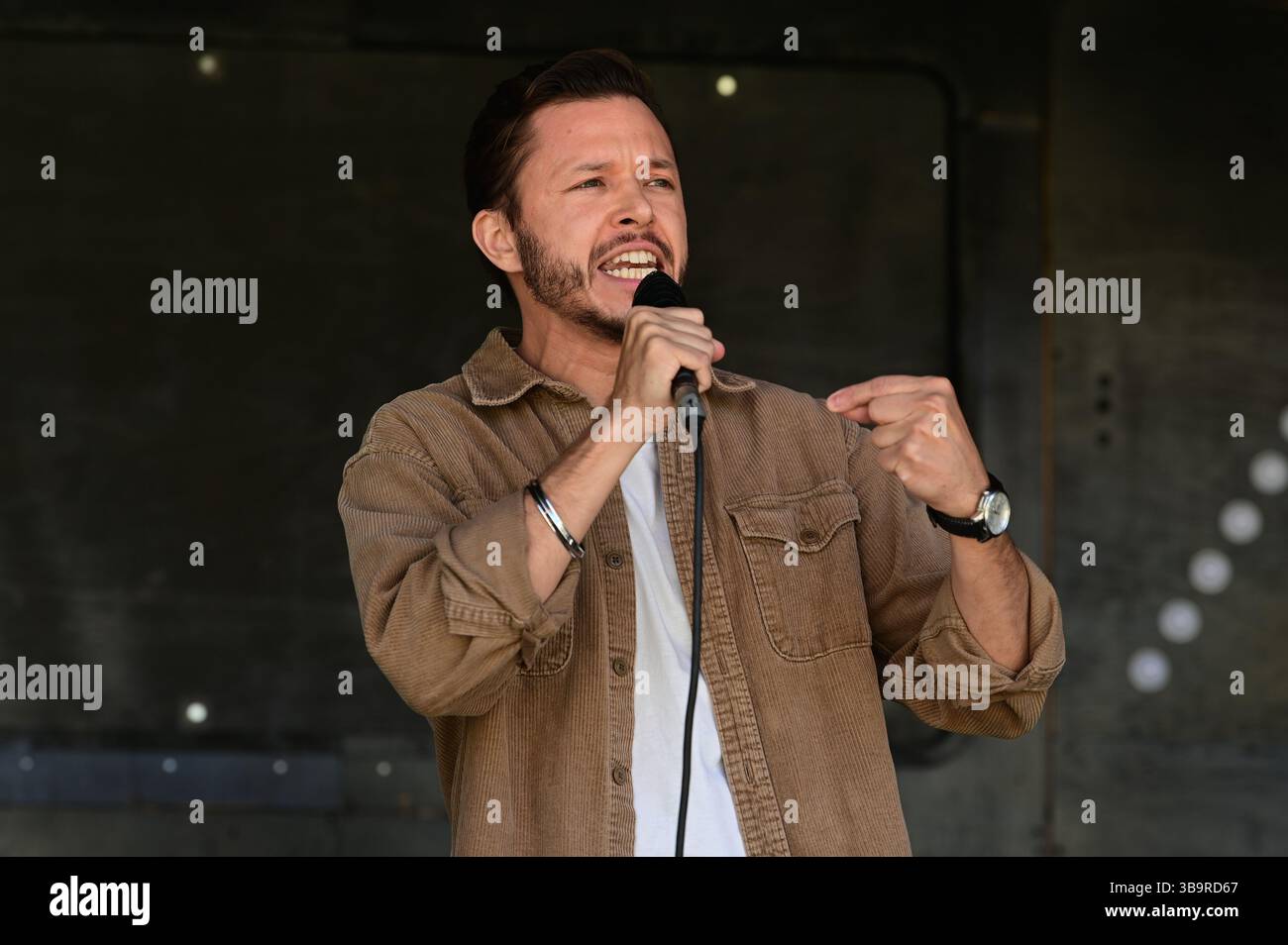 LONDRA, REGNO UNITO. 10 maggio 2025. Jassa Ahluwalia è un attore, autrice e sindacalista britannico durante la Festa della Repubblica del 2025, celebrata dalla Repubblica per abolire la monarchia e trasformare il paese in meglio. Si svolge a Trafalgar Square, Londra, Regno Unito. (Foto di 李世惠/SEE li/Picture Capital) credito: Vedi li/Picture Capital/Alamy Live News Foto Stock LONDRA, REGNO UNITO. 10 maggio 2025. Jassa Ahluwalia è un attore, autrice e sindacalista britannico durante la Festa della Repubblica del 2025, celebrata dalla Repubblica per abolire la monarchia e trasformare il paese in meglio. Si svolge a Trafalgar Square, Londra, Regno Unito. (Foto di 李世惠/SEE li/Picture Capital) credito: Vedi li/Picture Capital/Alamy Live News Foto Stock