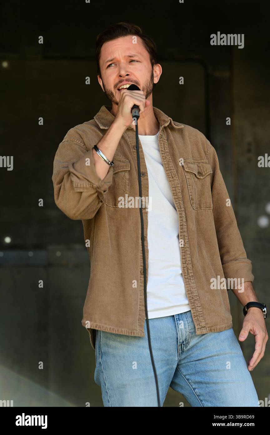 LONDRA, REGNO UNITO. 10 maggio 2025. Jassa Ahluwalia è un attore, autrice e sindacalista britannico durante la Festa della Repubblica del 2025, celebrata dalla Repubblica per abolire la monarchia e trasformare il paese in meglio. Si svolge a Trafalgar Square, Londra, Regno Unito. (Foto di 李世惠/SEE li/Picture Capital) credito: Vedi li/Picture Capital/Alamy Live News Foto Stock LONDRA, REGNO UNITO. 10 maggio 2025. Jassa Ahluwalia è un attore, autrice e sindacalista britannico durante la Festa della Repubblica del 2025, celebrata dalla Repubblica per abolire la monarchia e trasformare il paese in meglio. Si svolge a Trafalgar Square, Londra, Regno Unito. (Foto di 李世惠/SEE li/Picture Capital) credito: Vedi li/Picture Capital/Alamy Live News Foto Stock