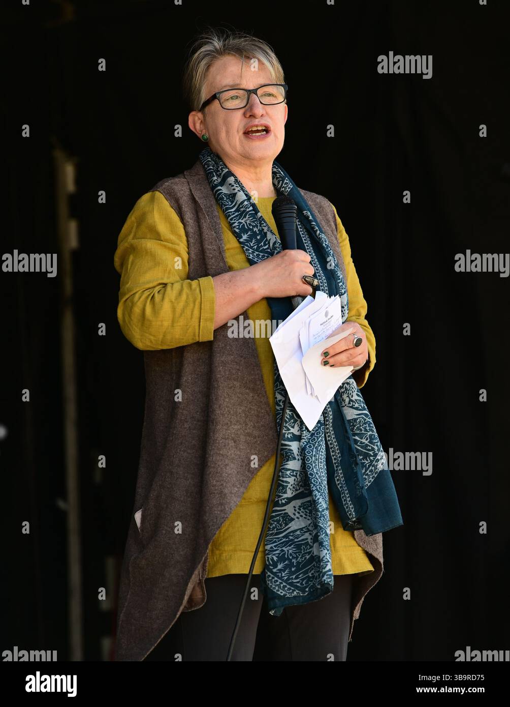 LONDRA, REGNO UNITO. 10 maggio 2025. Natalie Bennett è una politica e giornalista che ha servito come leader del Partito Verde d'Inghilterra e Galles dal 2012 al 2016 al giorno della Festa della Repubblica del 2025 è celebrato dalla Repubblica per abolire la monarchia e trasformare il paese in meglio. Si svolge a Trafalgar Square, Londra, Regno Unito. (Foto di 李世惠/SEE li/Picture Capital) credito: Vedi li/Picture Capital/Alamy Live News Foto Stock LONDRA, REGNO UNITO. 10 maggio 2025. Natalie Bennett è una politica e giornalista che ha servito come leader del Partito Verde d'Inghilterra e Galles dal 2012 al 2016 al giorno della Festa della Repubblica del 2025 è celebrato dalla Repubblica per abolire la monarchia e trasformare il paese in meglio. Si svolge a Trafalgar Square, Londra, Regno Unito. (Foto di 李世惠/SEE li/Picture Capital) credito: Vedi li/Picture Capital/Alamy Live News Foto Stock