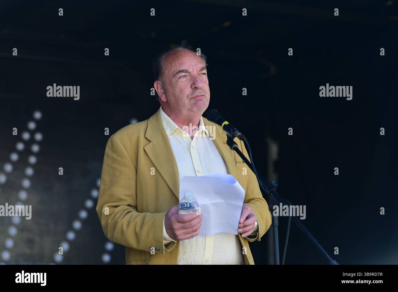 LONDRA, REGNO UNITO. 10 maggio 2025. Norman Baker è un ex ministro di Stato per gli affari interni del Regno Unito alla Festa della Repubblica del 2025 è celebrata dalla Repubblica per abolire la monarchia e trasformare il paese in meglio. Si svolge a Trafalgar Square, Londra, Regno Unito. (Foto di 李世惠/SEE li/Picture Capital) credito: Vedi li/Picture Capital/Alamy Live News Foto Stock LONDRA, REGNO UNITO. 10 maggio 2025. Norman Baker è un ex ministro di Stato per gli affari interni del Regno Unito alla Festa della Repubblica del 2025 è celebrata dalla Repubblica per abolire la monarchia e trasformare il paese in meglio. Si svolge a Trafalgar Square, Londra, Regno Unito. (Foto di 李世惠/SEE li/Picture Capital) credito: Vedi li/Picture Capital/Alamy Live News Foto Stock
