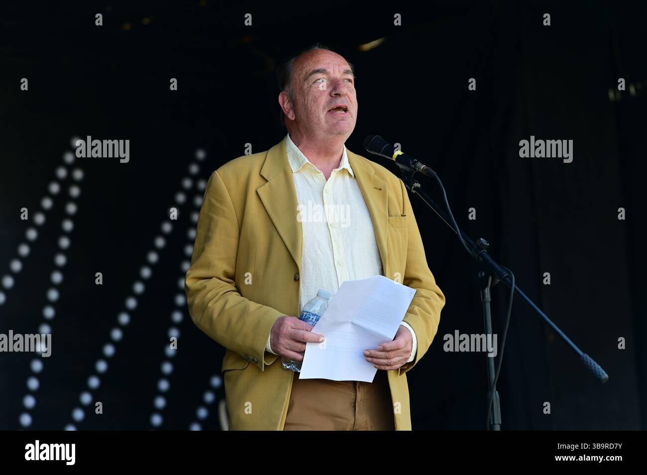 LONDRA, REGNO UNITO. 10 maggio 2025. Norman Baker è un ex ministro di Stato per gli affari interni del Regno Unito alla Festa della Repubblica del 2025 è celebrata dalla Repubblica per abolire la monarchia e trasformare il paese in meglio. Si svolge a Trafalgar Square, Londra, Regno Unito. (Foto di 李世惠/SEE li/Picture Capital) credito: Vedi li/Picture Capital/Alamy Live News Foto Stock LONDRA, REGNO UNITO. 10 maggio 2025. Norman Baker è un ex ministro di Stato per gli affari interni del Regno Unito alla Festa della Repubblica del 2025 è celebrata dalla Repubblica per abolire la monarchia e trasformare il paese in meglio. Si svolge a Trafalgar Square, Londra, Regno Unito. (Foto di 李世惠/SEE li/Picture Capital) credito: Vedi li/Picture Capital/Alamy Live News Foto Stock