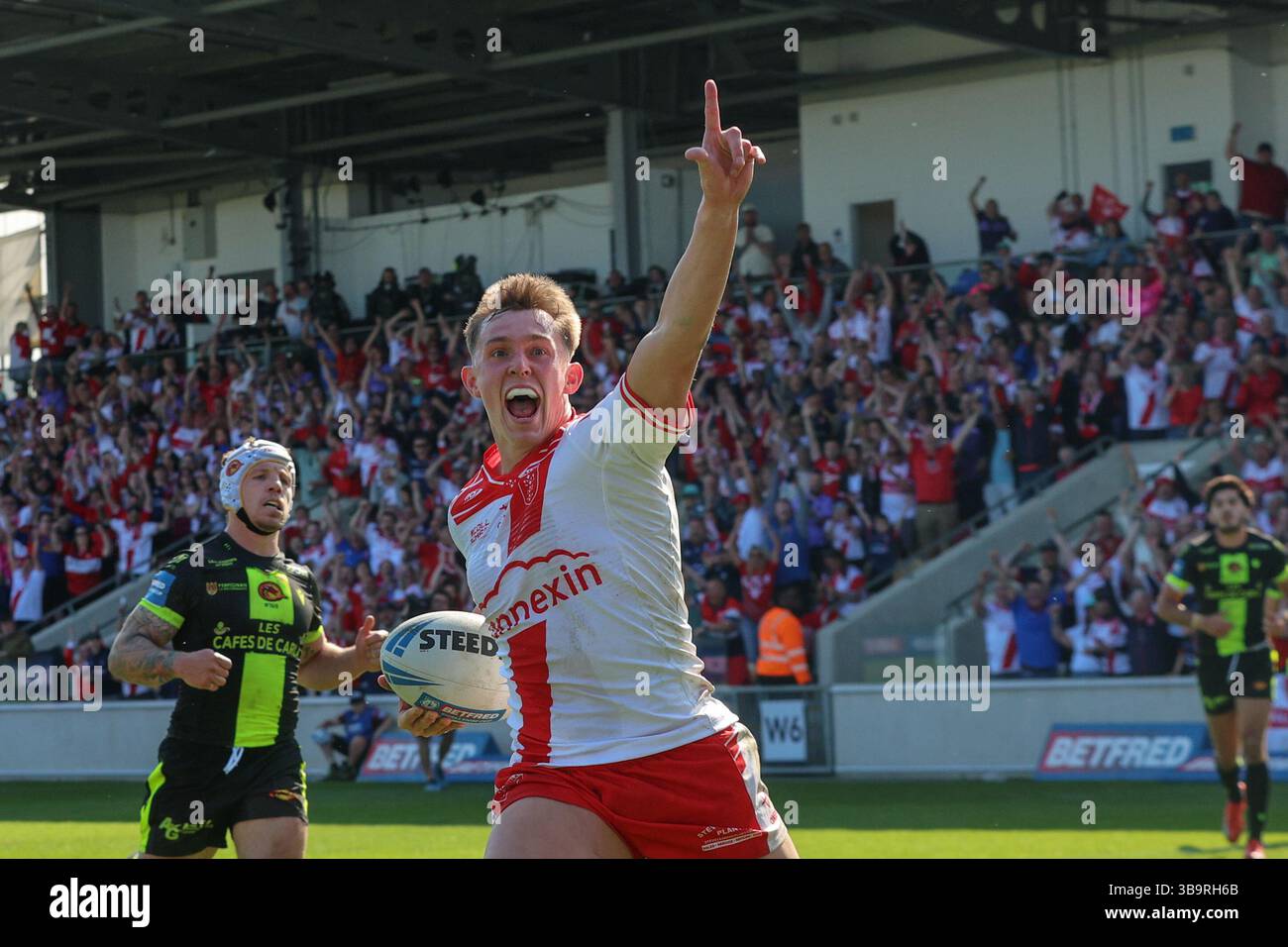 York, Regno Unito. 10 maggio 2025. LNER Community Stadium, York, North Yorkshire 10 maggio 2025. Betfred Challenge Cup semifinale Hull KR vs Catalan Dragons Jack Broadbent di Hull Kingston Rovers festeggia prima di segnare la meta contro i Draghi catalani crediti: Stephen Gaunt/Touchlinepics/Alamy Live News Credit: Touchlinepics/Alamy Live News Foto Stock