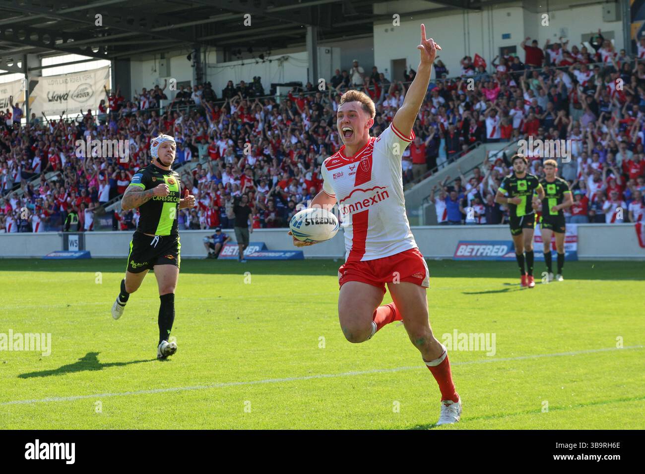 York, Regno Unito. 10 maggio 2025. LNER Community Stadium, York, North Yorkshire 10 maggio 2025. Betfred Challenge Cup semifinale Hull KR vs Catalan Dragons Jack Broadbent di Hull Kingston Rovers festeggia prima di segnare la meta contro i Draghi catalani crediti: Stephen Gaunt/Touchlinepics/Alamy Live News Credit: Touchlinepics/Alamy Live News Foto Stock