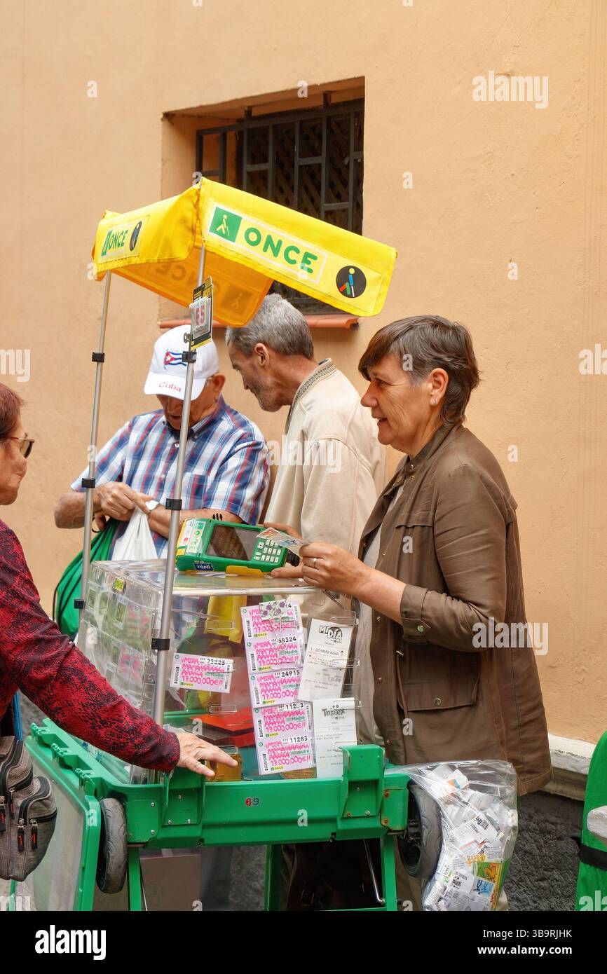 Donna che lavora in una stalla per UNA VOLTA alla lotteria nazionale spagnola a santa cruz de tenerife in spagna Foto Stock