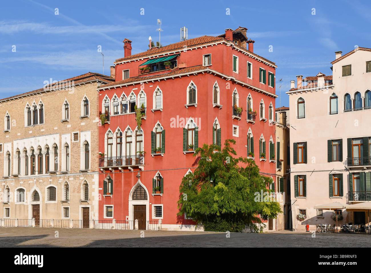 Campo Sant'Angelo (o campo Sant'Anzolo in veneziano) con Palazzo Duodo (XV sec., a sinistra) in stile gotico veneziano, Venezia, Veneto, Italia Foto Stock