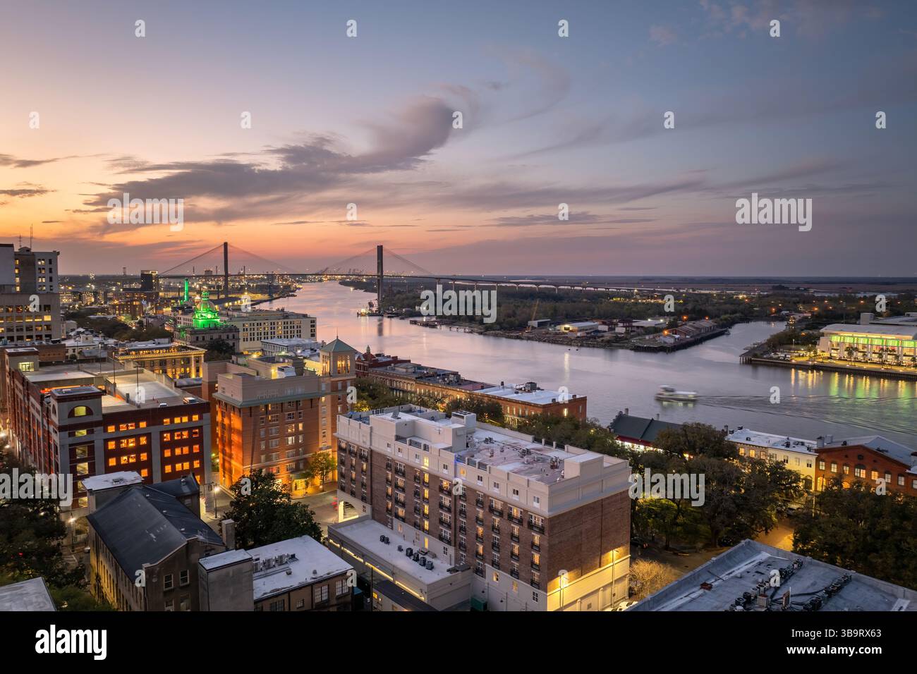 Paesaggio urbano panoramico con antica architettura storica a Savannah, Georgia. Architettura del Sud America in serata Foto Stock
