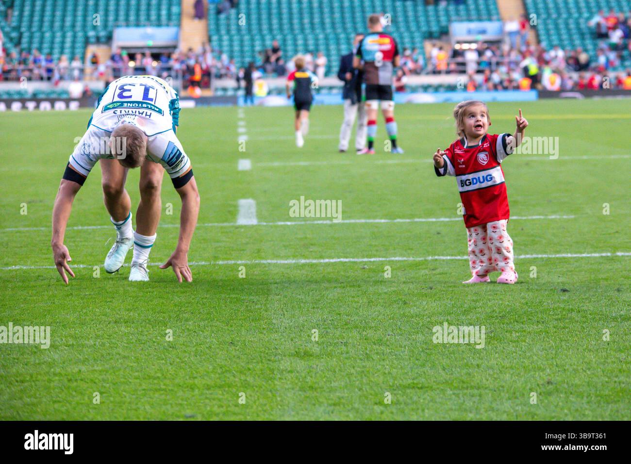 Londra, Regno Unito, 10 maggio 2025 il centro di Gloucester Chris Harris gioca con il suo pugnale in campo dopo la sconfitta della sua squadra contro Harlequins nella Premiership Rugby all'Allianz Stadium, Twickenham, Londra, Regno Unito. Alex Williams / Alamy Live News Foto Stock Londra, Regno Unito, 10 maggio 2025 il centro di Gloucester Chris Harris gioca con il suo pugnale in campo dopo la sconfitta della sua squadra contro Harlequins nella Premiership Rugby all'Allianz Stadium, Twickenham, Londra, Regno Unito. Alex Williams / Alamy Live News Foto Stock