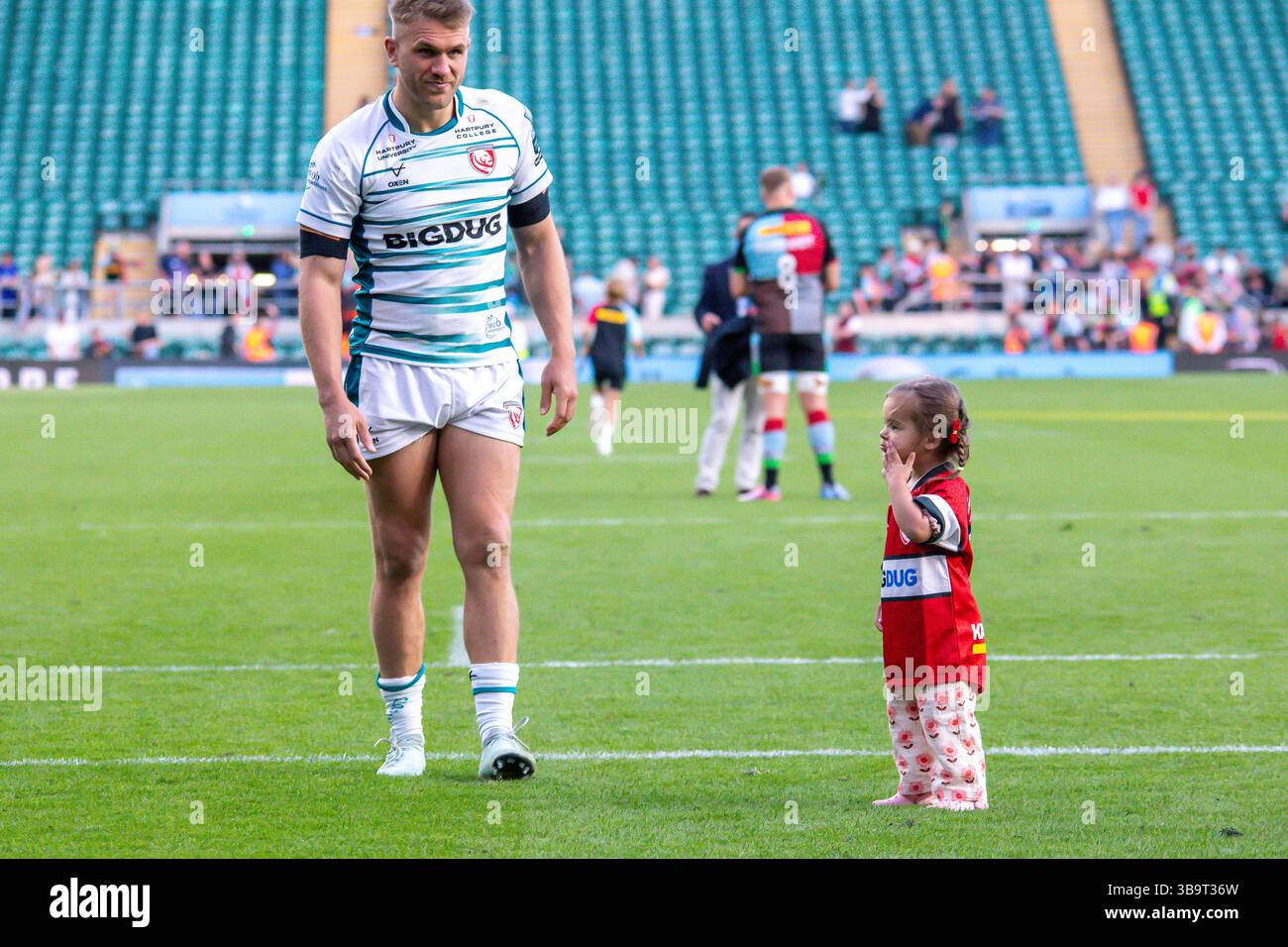 Londra, Regno Unito, 10 maggio 2025 il centro di Gloucester Chris Harris gioca con il suo pugnale in campo dopo la sconfitta della sua squadra contro Harlequins nella Premiership Rugby all'Allianz Stadium, Twickenham, Londra, Regno Unito. Alex Williams / Alamy Live News Foto Stock Londra, Regno Unito, 10 maggio 2025 il centro di Gloucester Chris Harris gioca con il suo pugnale in campo dopo la sconfitta della sua squadra contro Harlequins nella Premiership Rugby all'Allianz Stadium, Twickenham, Londra, Regno Unito. Alex Williams / Alamy Live News Foto Stock
