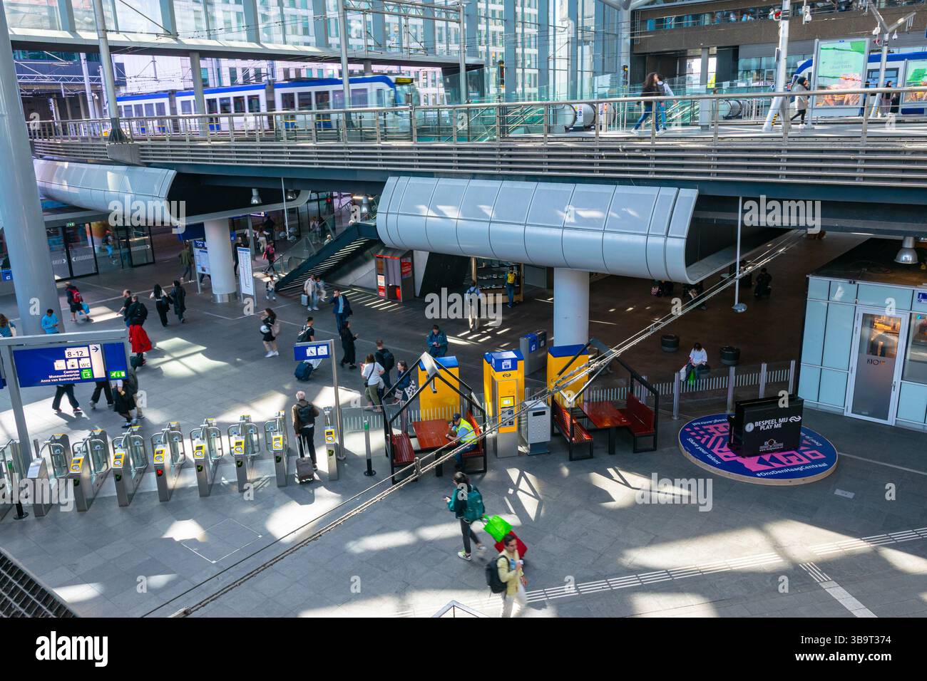 Vista interna dei cancelli di ingresso e uscita elettronici della stazione centrale dell'Aia, Paesi Bassi Foto Stock