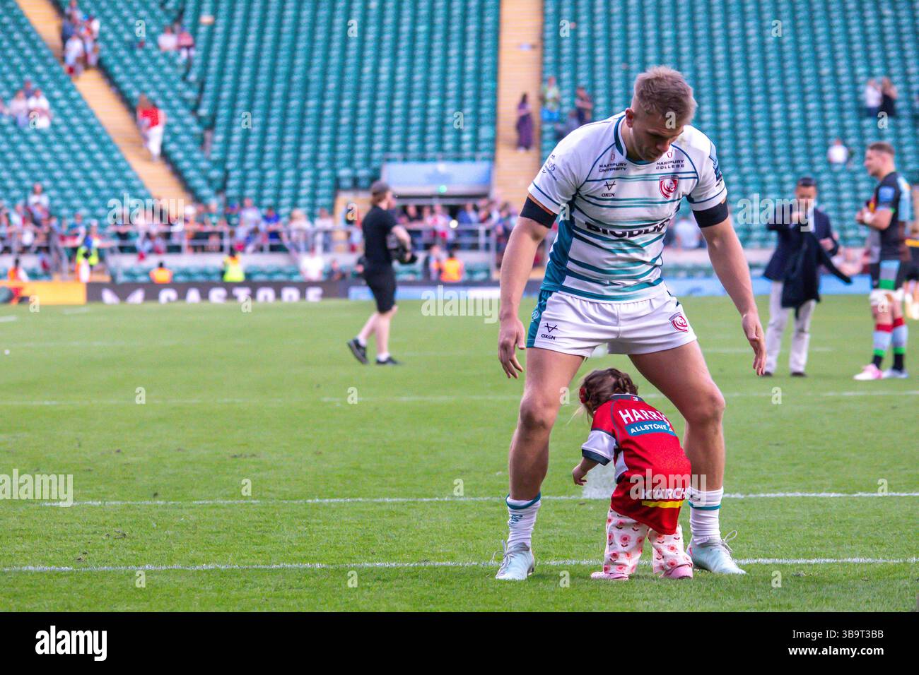 Londra, Regno Unito, 10 maggio 2025 il centro di Gloucester Chris Harris gioca con il suo pugnale in campo dopo la sconfitta della sua squadra contro Harlequins nella Premiership Rugby all'Allianz Stadium, Twickenham, Londra, Regno Unito. Alex Williams / Alamy Live News Foto Stock Londra, Regno Unito, 10 maggio 2025 il centro di Gloucester Chris Harris gioca con il suo pugnale in campo dopo la sconfitta della sua squadra contro Harlequins nella Premiership Rugby all'Allianz Stadium, Twickenham, Londra, Regno Unito. Alex Williams / Alamy Live News Foto Stock