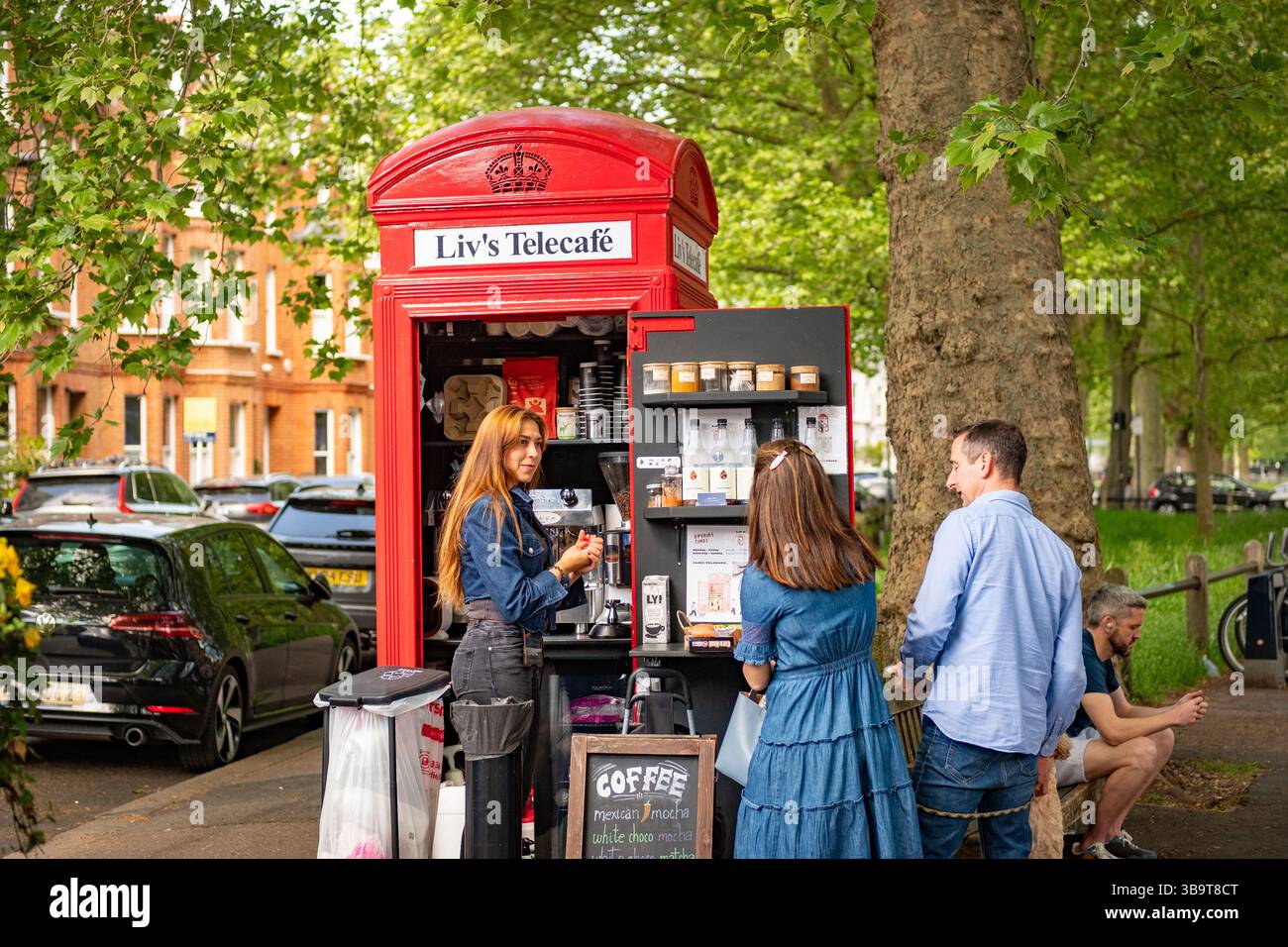 LONDRA - 28 APRILE 2025: Vista naturale di Livs Telecafe, un caffè da asporto in una cabina telefonica rossa di Londra su New Kings Road a Parsons Green, SW6 Foto Stock