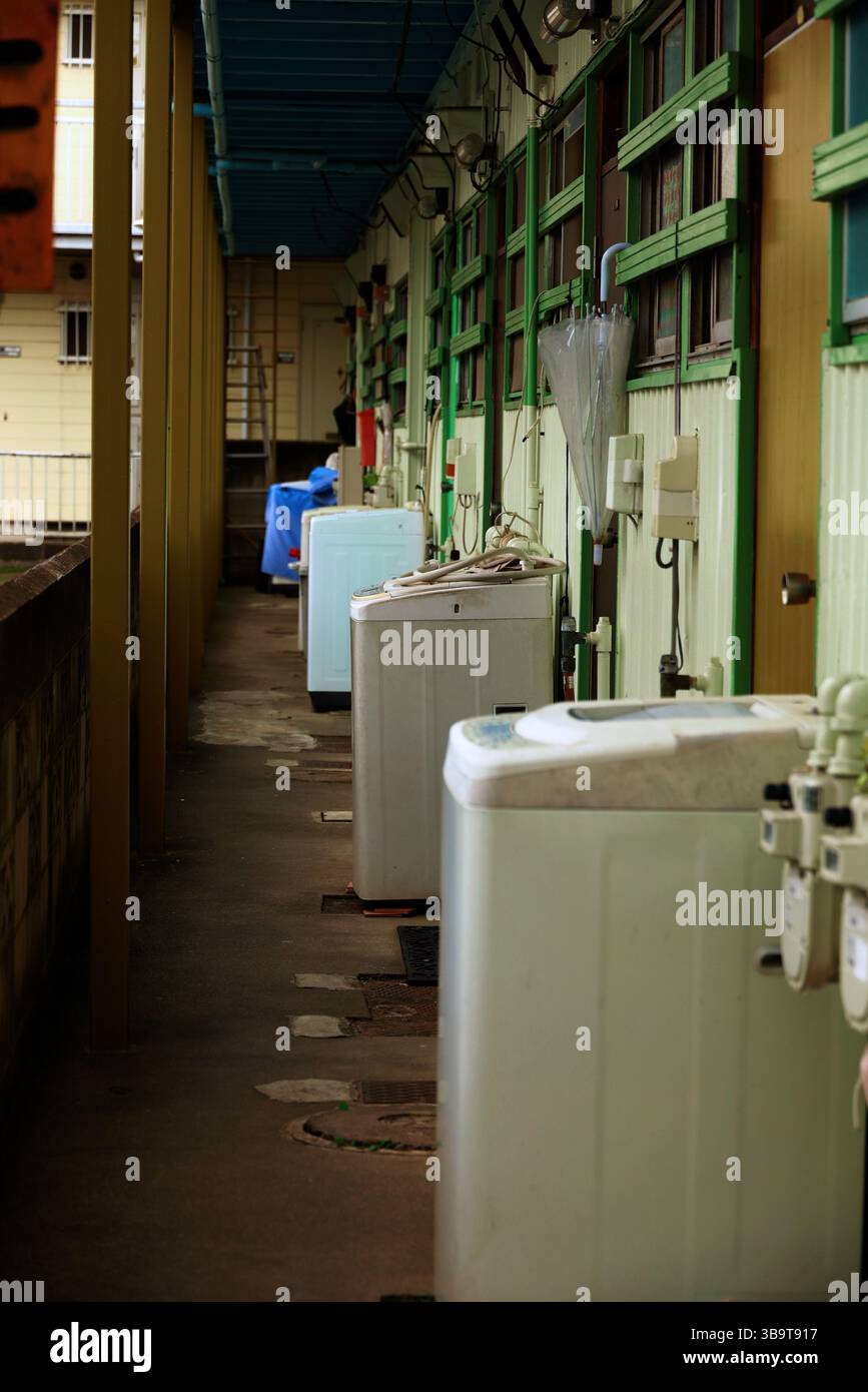 Scene di tutti i giorni in Giappone Un corridoio di appartamenti in legno retrò che conserva l'atmosfera del periodo Showa degli anni '1970 Foto Stock