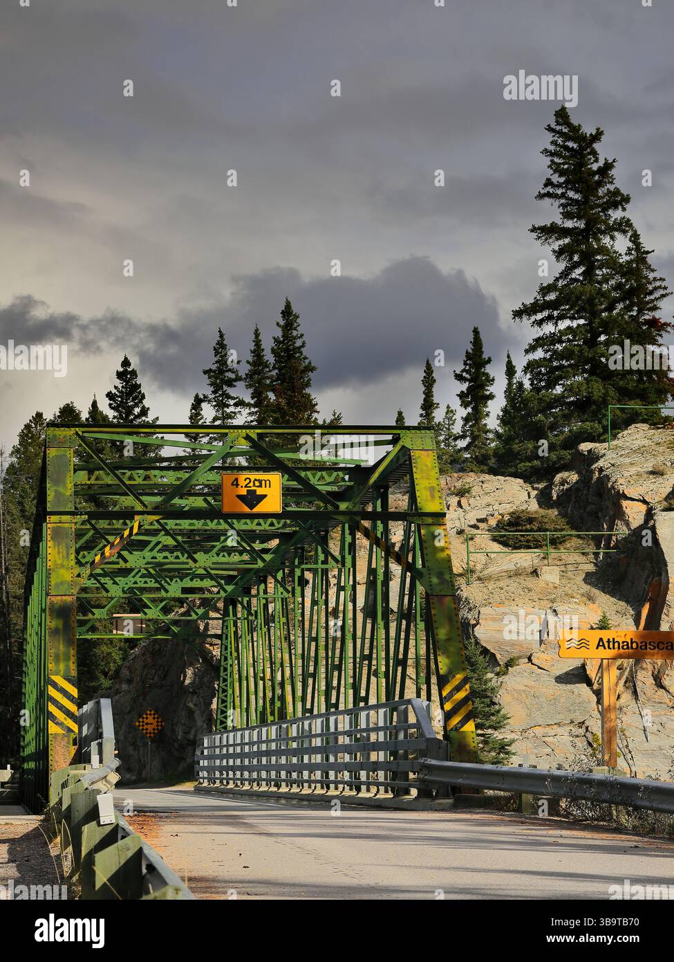 230 il ponte Old Fort Point lungo la Old Fort Point Road sul fiume Athabasca di ferro rivettato dipinto verde attraverso la capriata. Jasper NP-Alberta-Canada Foto Stock