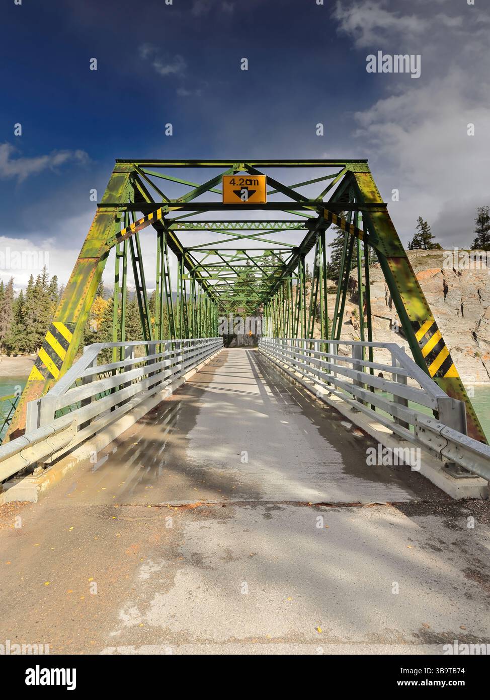 231 il ponte Old Fort Point lungo la Old Fort Point Road sul fiume Athabasca di ferro rivettato dipinto verde attraverso la capriata. Jasper NP-Alberta-Canada Foto Stock