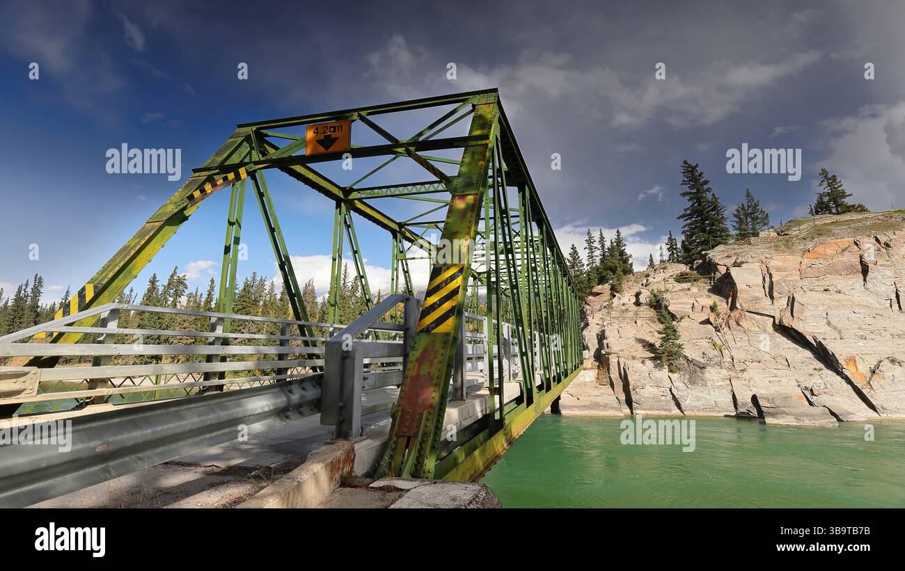 232 il ponte Old Fort Point lungo la Old Fort Point Road sul fiume Athabasca di ferro rivettato dipinto verde attraverso la capriata. Jasper NP-Alberta-Canada Foto Stock