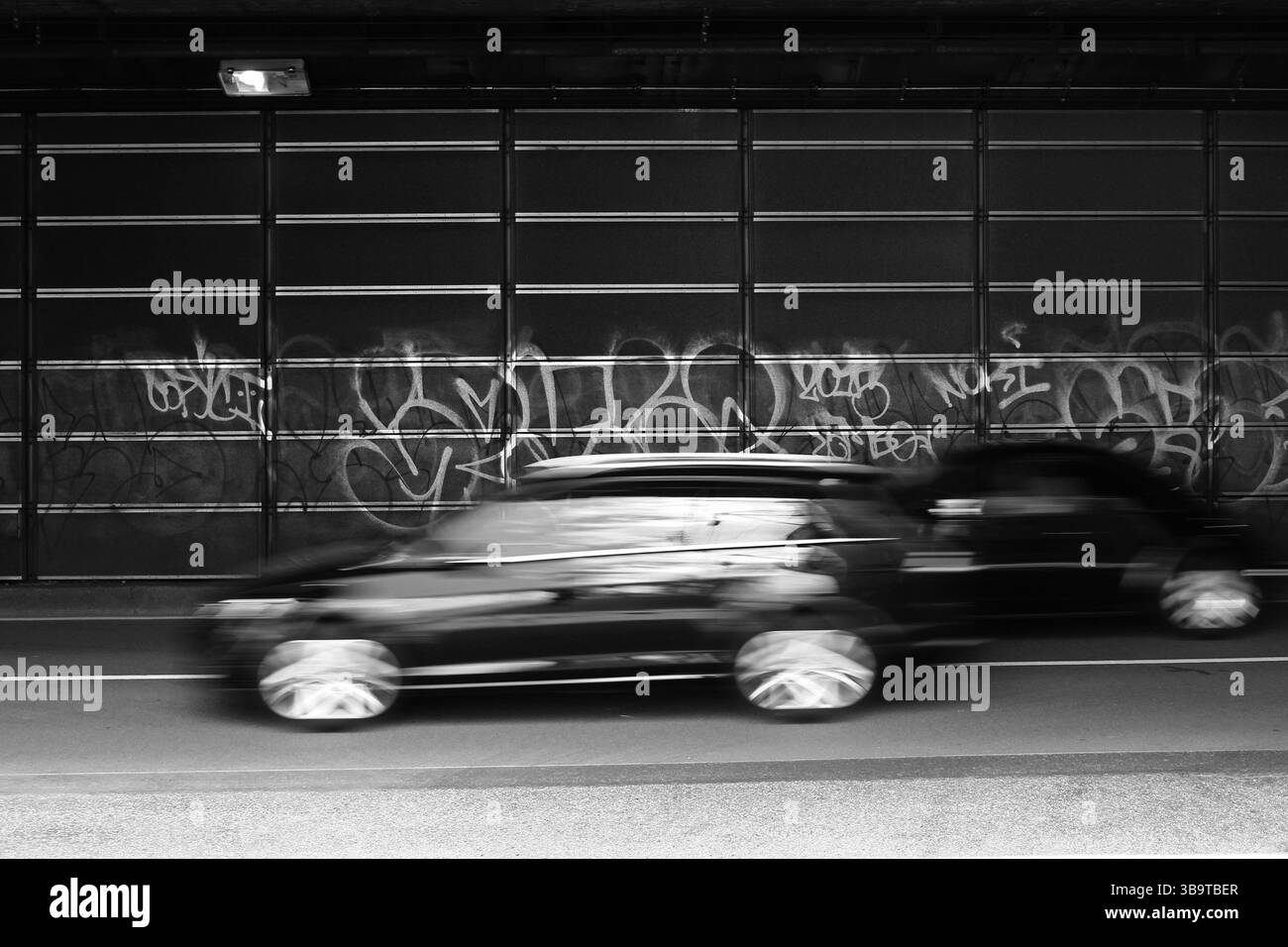 Scene di tutti i giorni in Japan Cars che sfrecciano lungo il bypass sotto il cavalcavia e sporchi graffiti che sono stati dipinti più e più volte Foto Stock