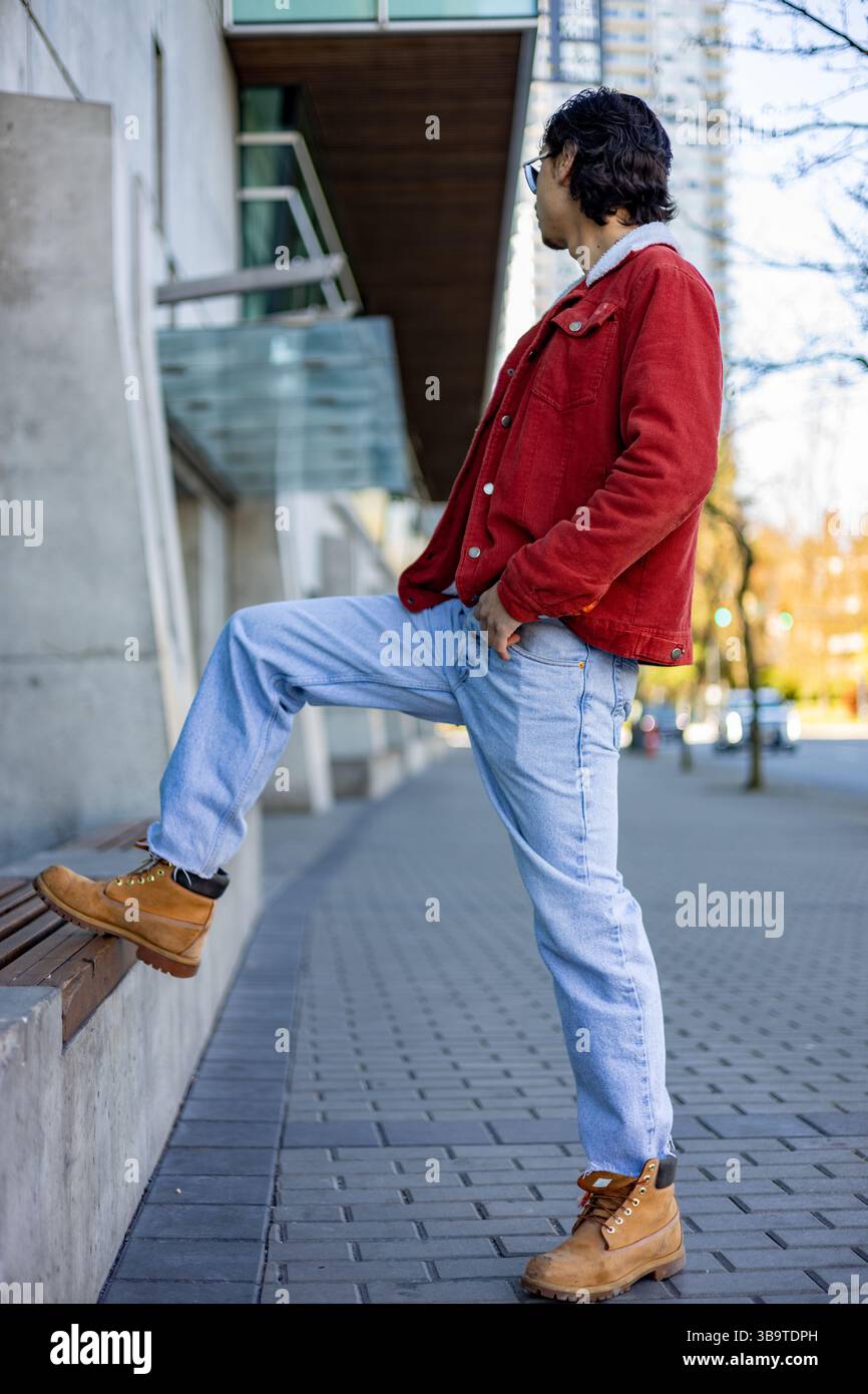 Il signor Pablo fa diverse pose di fronte all'edificio con un aspetto urbano Foto Stock