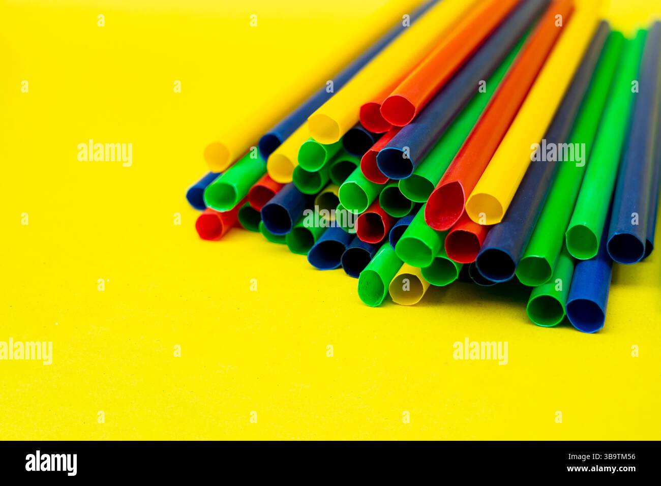 Colorate cannucce per bevande isolate in un ambiente a tema giallo, ideali per annunci di cibi o bevande. Foto Stock