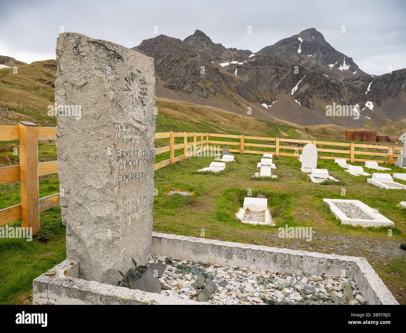 La tomba dell'esploratore antartico Sir Ernest Shackleton nel cimitero di Grytviken, Georgia del Sud, vista il 23 dicembre 2024. Foto Stock La tomba dell'esploratore antartico Sir Ernest Shackleton nel cimitero di Grytviken, Georgia del Sud, vista il 23 dicembre 2024. Foto Stock