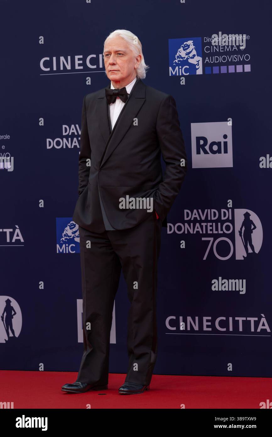 ITA: 70 David di Donatello - Red Carpet Roma, Italia - 7 maggio 2025: Tommaso Ragno partecipa al Red carpet durante il 70° David di Donatello presso Cinecitta Studios. Roma RM Italia Copyright: XGennaroxLeonardix Foto Stock
