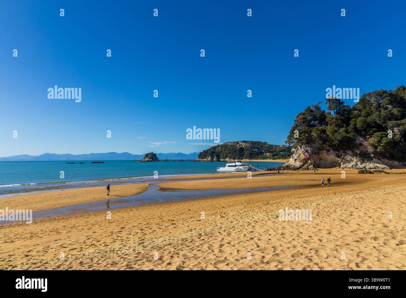Kaiteriteri, nuova Zelanda - 6 marzo 2025: Vista sulla spiaggia di Kaiteriteri, parco nazionale di Abel Tasman, Isola del Sud, nuova Zelanda Foto Stock