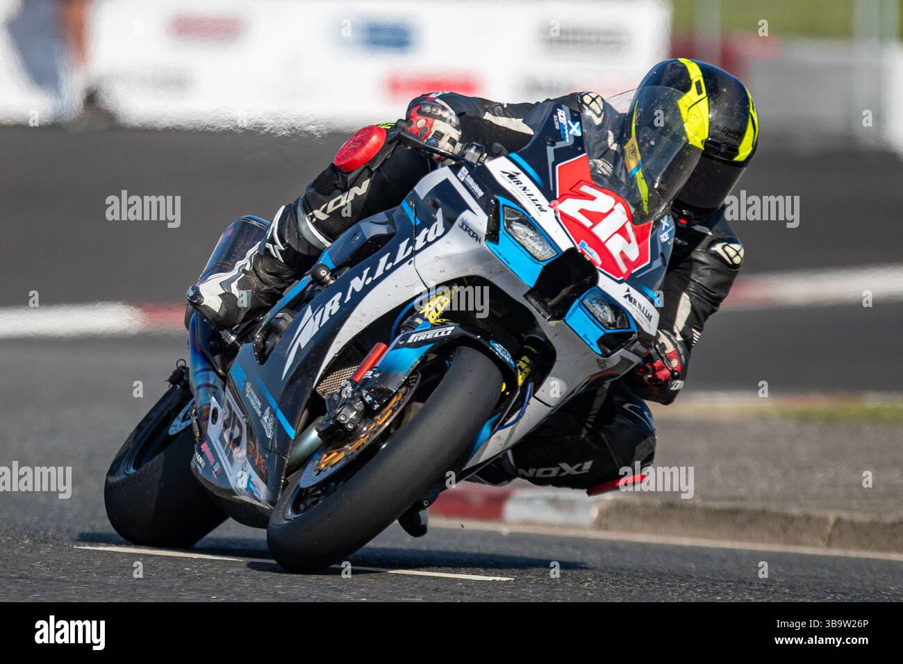 Portstewart, Regno Unito. 11 maggio 2025. 74 Davy Todd con una BMW (BMW 8TenRacing BMW Motorrad) ha vinto gara 6 con un tempo di 21:37,035 ad una velocità media di 124,095mph. 2° è stato Dean HARRISON 3 alla guida di una Honda (Honda Racing UK) con un tempo di 21:37,433 ad una velocità media di 124,057mph. 3° è stato 34 Alastair Seeley su una BMW (SMS /Nichol Oils Racing con un tempo di 21:40,530 ad una velocità media di 123,762mph. Crediti: Bonzo/Alamy Live News Foto Stock