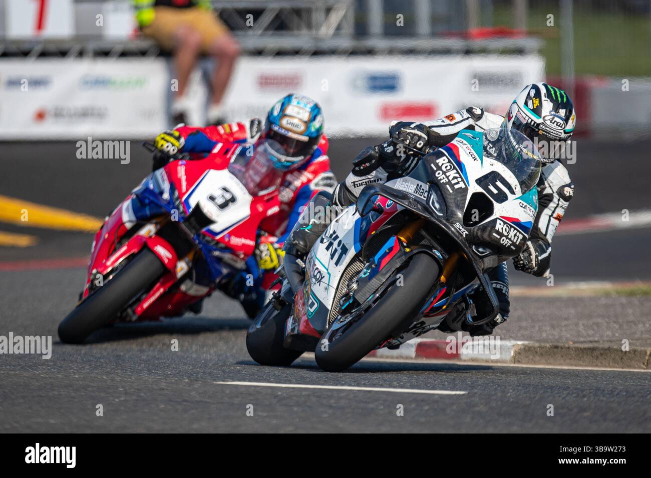 Portstewart, Regno Unito. 11 maggio 2025. 74 Davy Todd con una BMW (BMW 8TenRacing BMW Motorrad) ha vinto gara 6 con un tempo di 21:37,035 ad una velocità media di 124,095mph. 2° è stato Dean HARRISON 3 alla guida di una Honda (Honda Racing UK) con un tempo di 21:37,433 ad una velocità media di 124,057mph. 3° è stato 34 Alastair Seeley su una BMW (SMS /Nichol Oils Racing con un tempo di 21:40,530 ad una velocità media di 123,762mph. Crediti: Bonzo/Alamy Live News Foto Stock