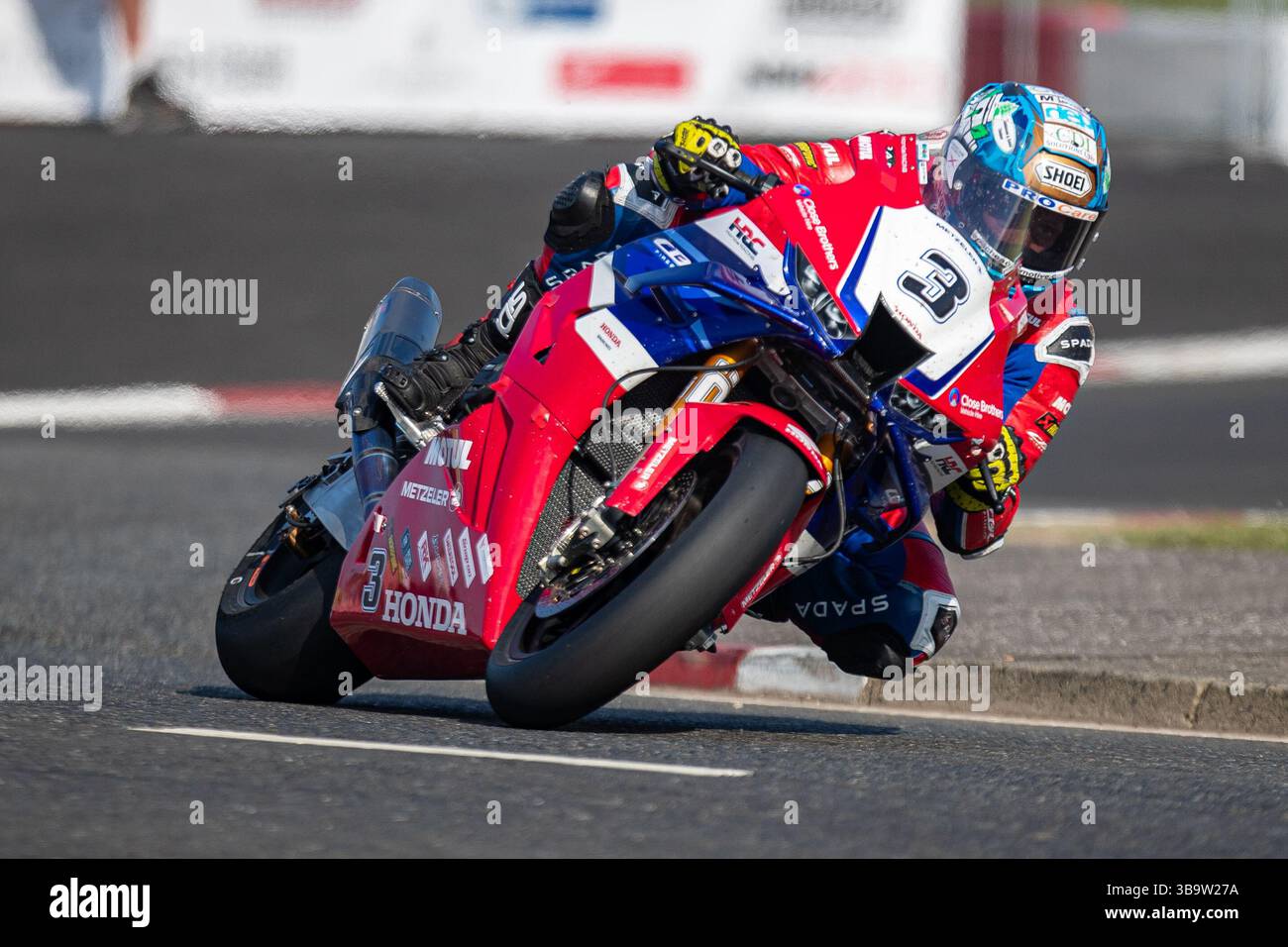 Portstewart, Regno Unito. 11 maggio 2025. 74 Davy Todd con una BMW (BMW 8TenRacing BMW Motorrad) ha vinto gara 6 con un tempo di 21:37,035 ad una velocità media di 124,095mph. 2° è stato Dean HARRISON 3 alla guida di una Honda (Honda Racing UK) con un tempo di 21:37,433 ad una velocità media di 124,057mph. 3° è stato 34 Alastair Seeley su una BMW (SMS /Nichol Oils Racing con un tempo di 21:40,530 ad una velocità media di 123,762mph. Crediti: Bonzo/Alamy Live News Foto Stock