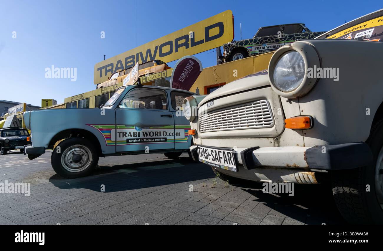 Trabants at TrabiWorld di Berlino, un'attrazione turistica che offre tour con auto classiche della DDR nell'ex Germania dell'Est, Trabi, Trabant, DDR Car Foto Stock