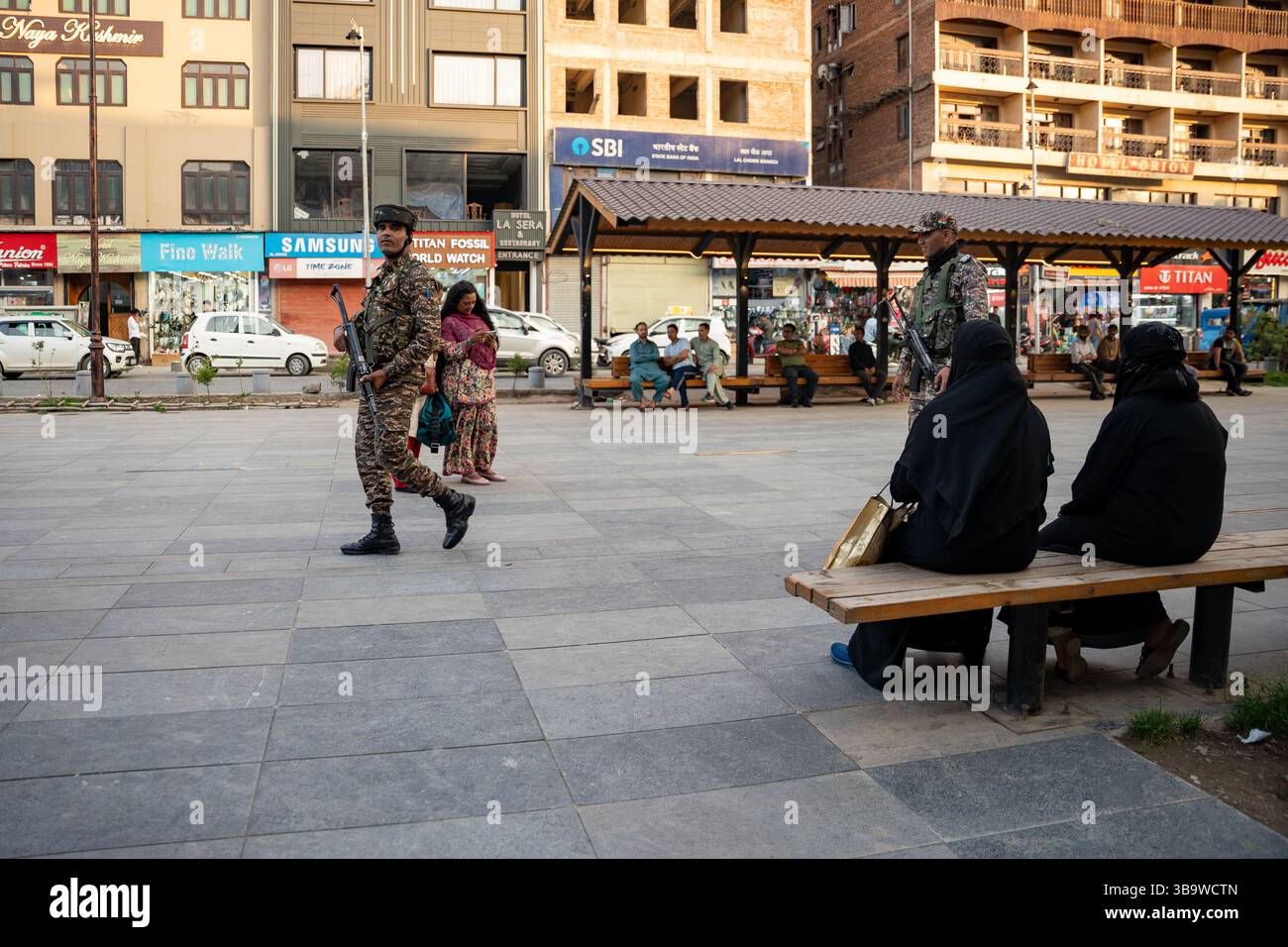 Le forze di sicurezza indiane pattugliano il centro della città in seguito all'accordo di cessate il fuoco tra India e Pakistan. Secondo i rapporti dei media, poche ore dopo che India e Pakistan hanno formalmente accettato di fermare le operazioni militari l'uno contro l'altro, sono state sentite forti esplosioni attraverso Srinagar e altri distretti di confine quando i droni pakistani sono entrati nello spazio aereo indiano. L'accordo di cessate il fuoco è arrivato dopo diversi giorni di escalation militare, attacchi transfrontalieri mortali e una serie di accuse e controaccuse, che avevano sollevato serie preoccupazioni sul fatto che i due vicini armati di armi nucleari potessero impegnarsi Foto Stock