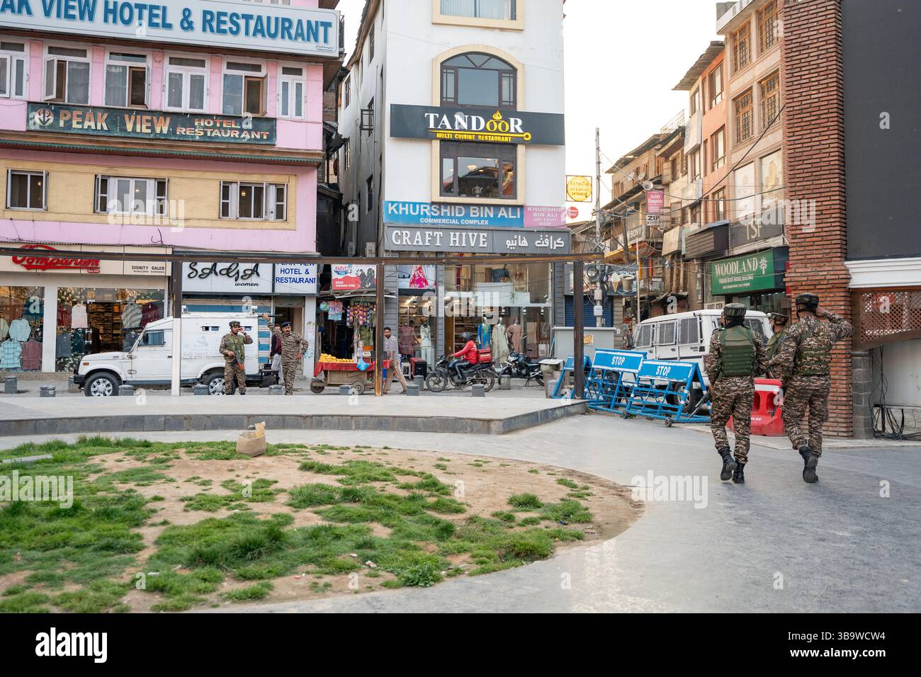 Le forze di sicurezza indiane pattugliano il centro della città in seguito all'accordo di cessate il fuoco tra India e Pakistan. Secondo i rapporti dei media, poche ore dopo che India e Pakistan hanno formalmente accettato di fermare le operazioni militari l'uno contro l'altro, sono state sentite forti esplosioni attraverso Srinagar e altri distretti di confine quando i droni pakistani sono entrati nello spazio aereo indiano. L'accordo di cessate il fuoco è arrivato dopo diversi giorni di escalation militare, attacchi transfrontalieri mortali e una serie di accuse e controaccuse, che avevano sollevato serie preoccupazioni sul fatto che i due vicini armati di armi nucleari potessero impegnarsi Foto Stock