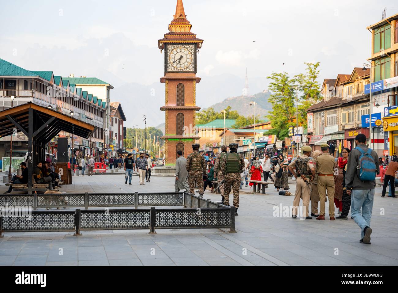 Le forze di sicurezza indiane pattugliano il centro della città in seguito all'accordo di cessate il fuoco tra India e Pakistan. Secondo i rapporti dei media, poche ore dopo che India e Pakistan hanno formalmente accettato di fermare le operazioni militari l'uno contro l'altro, sono state sentite forti esplosioni attraverso Srinagar e altri distretti di confine quando i droni pakistani sono entrati nello spazio aereo indiano. L'accordo di cessate il fuoco è arrivato dopo diversi giorni di escalation militare, attacchi transfrontalieri mortali e una serie di accuse e controaccuse, che avevano sollevato serie preoccupazioni sul fatto che i due vicini armati di armi nucleari potessero impegnarsi Foto Stock