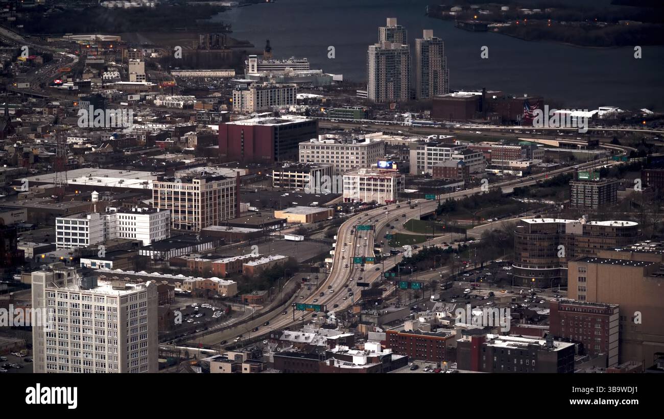 PHILADELPHIA, USA - 6 APRILE 2017 - Interstate 95 che attraversa il distretto industriale di Philadelphia Foto Stock