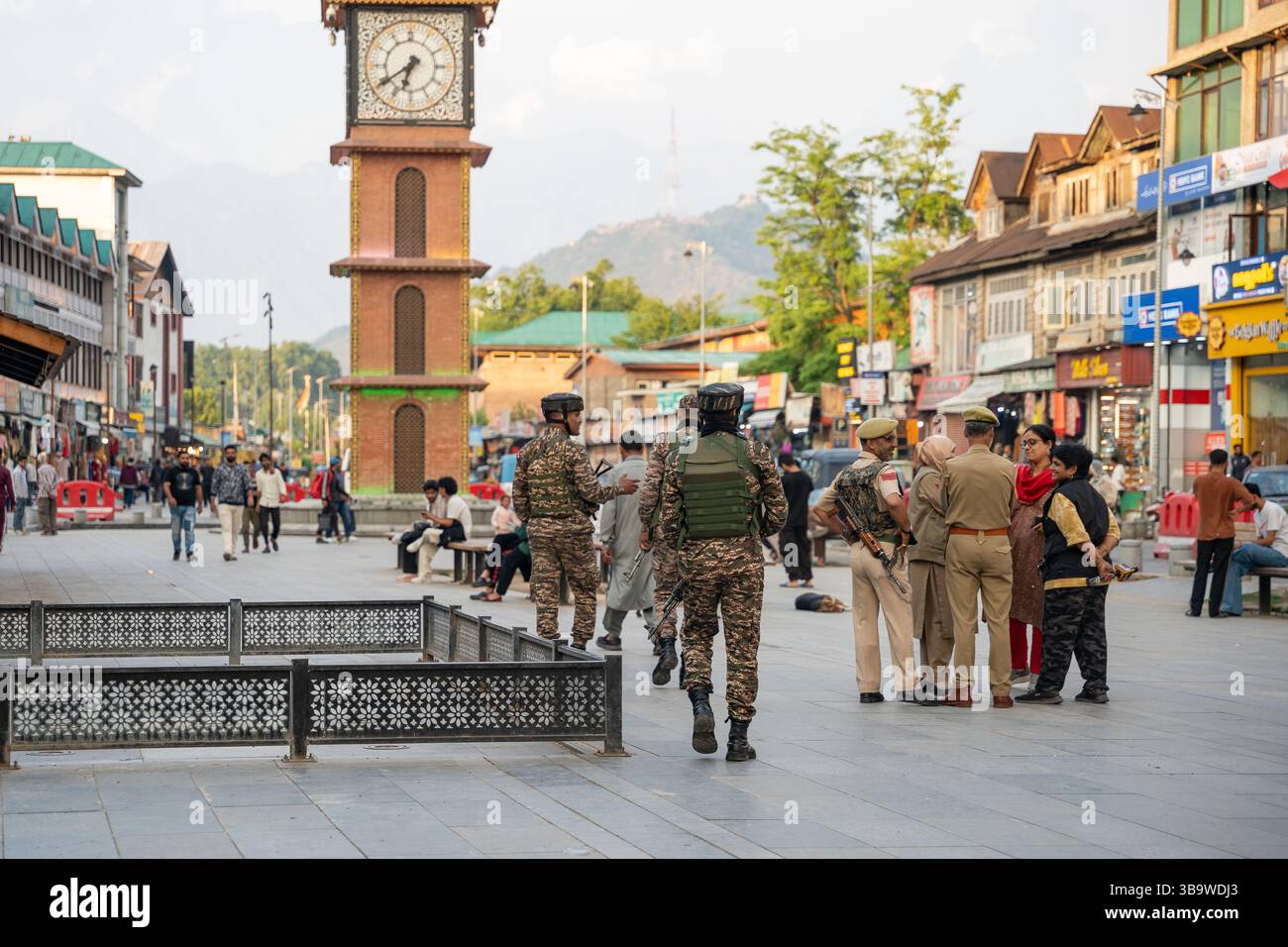 Le forze di sicurezza indiane pattugliano il centro della città in seguito all'accordo di cessate il fuoco tra India e Pakistan. Secondo i rapporti dei media, poche ore dopo che India e Pakistan hanno formalmente accettato di fermare le operazioni militari l'uno contro l'altro, sono state sentite forti esplosioni attraverso Srinagar e altri distretti di confine quando i droni pakistani sono entrati nello spazio aereo indiano. L'accordo di cessate il fuoco è arrivato dopo diversi giorni di escalation militare, attacchi transfrontalieri mortali e una serie di accuse e controaccuse, che avevano sollevato serie preoccupazioni sul fatto che i due vicini armati di armi nucleari potessero impegnarsi Foto Stock