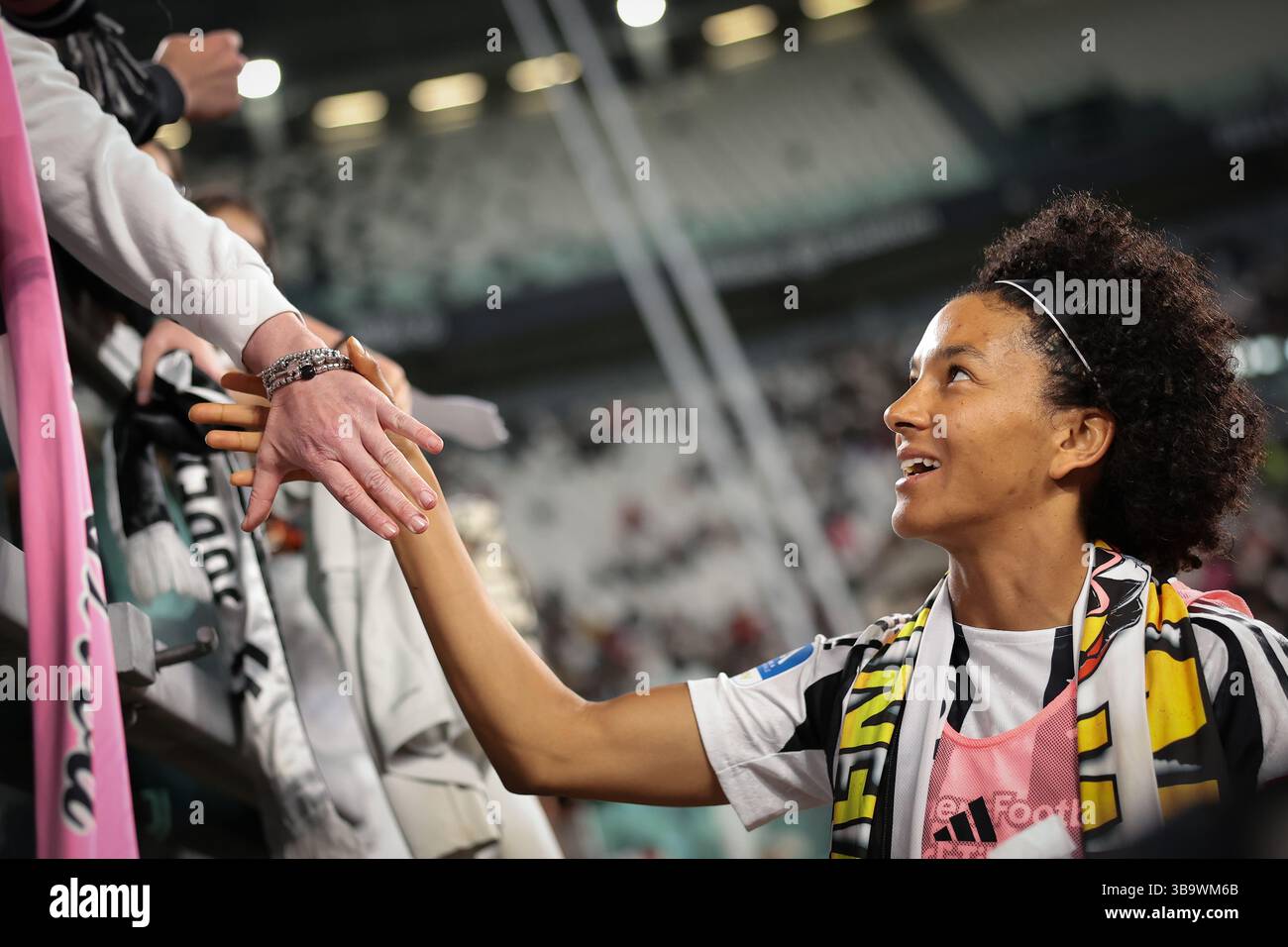 Torino, Italia. 10 maggio 2025. Sara Gama della Juventus saluta i tifosi dopo aver annunciato all'inizio della settimana il suo ritiro dal calcio mentre fa un giro d'onore dopo la partita Juventus Women vs Inter femminile di serie A femminile all'Allianz Stadium di Torino. Il credito per immagini dovrebbe essere: Jonathan Moscrop/Sportimage Credit: Sportimage Ltd/Alamy Live News Foto Stock