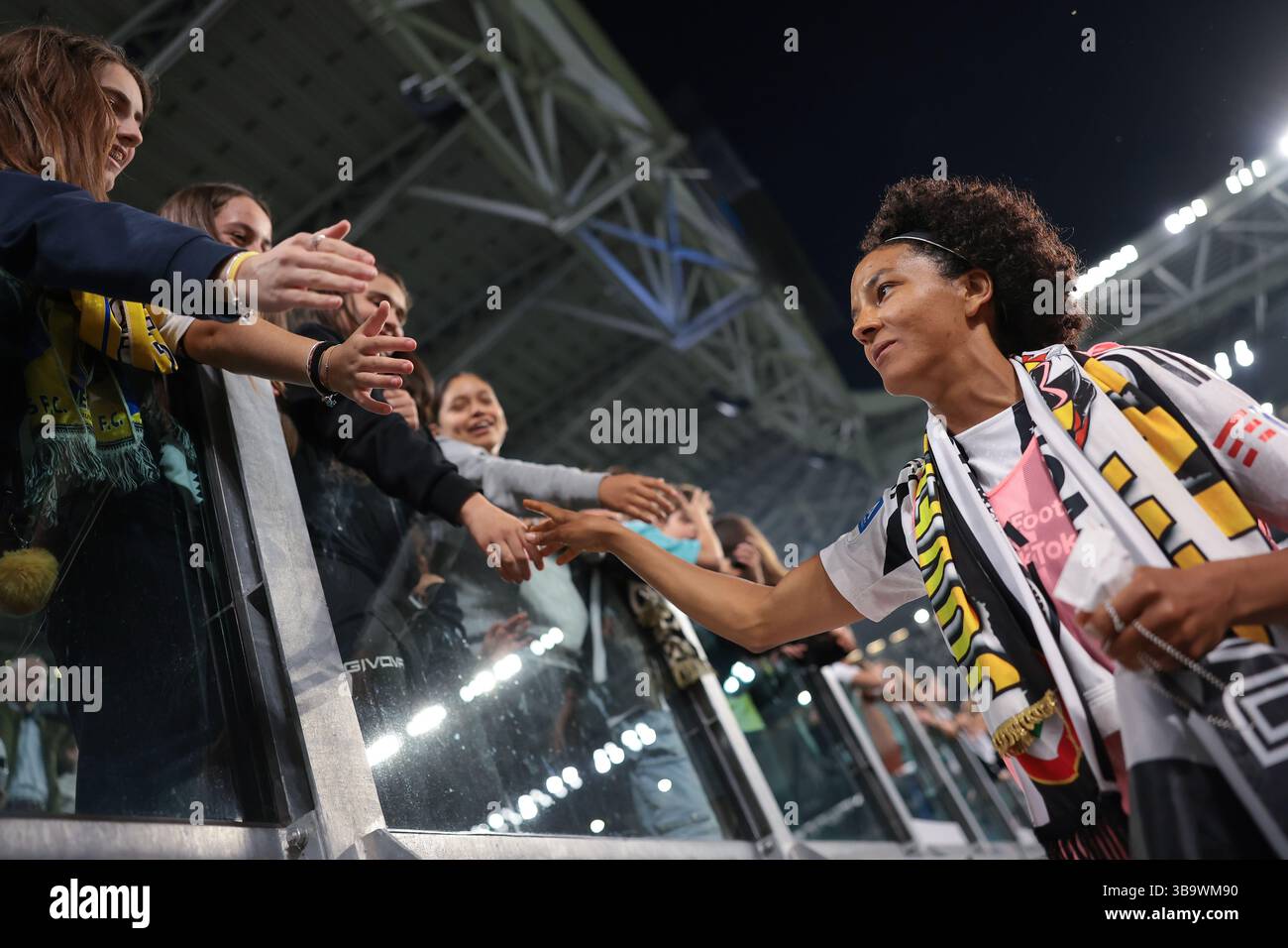 Torino, Italia. 10 maggio 2025. Sara Gama della Juventus saluta i tifosi dopo aver annunciato all'inizio della settimana il suo ritiro dal calcio mentre fa un giro d'onore dopo la partita Juventus Women vs Inter femminile di serie A femminile all'Allianz Stadium di Torino. Il credito per immagini dovrebbe essere: Jonathan Moscrop/Sportimage Credit: Sportimage Ltd/Alamy Live News Foto Stock