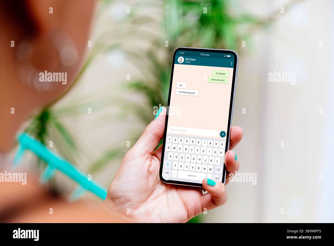 Donna con un telefono cellulare che mostra un'app di chat sullo schermo. Tecnologia di comunicazione, app. Foto Stock