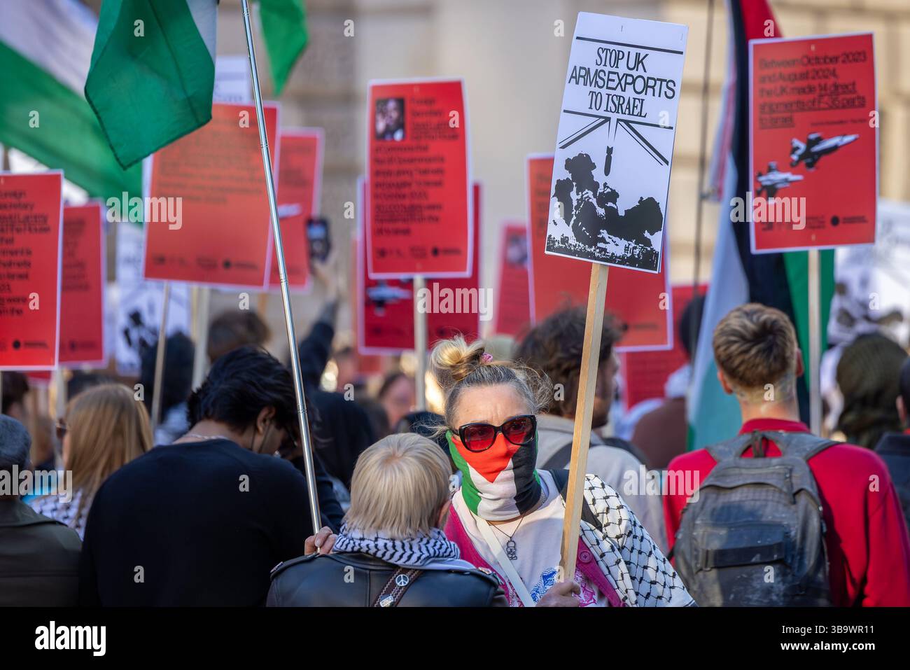 Foreign, Commonwealth & Development Office, Londra, 9 maggio 2025 centinaia di persone si sono radunate al di fuori del Foreign, Commonwealth & Development Office (FCDO), rispondendo a un terribile rapporto del movimento Giovanile palestinese, dei lavoratori per una Palestina libera e dell'Internazionale progressista esponendo la continua complicità del Regno Unito nel genocidio di israele a Gaza. Mentre il Regno Unito ha sospeso 30 licenze di armi, esporta ancora componenti F-35, proiettili e altre munizioni in Israele, alimentando il genocidio. Abdullah Bailey/Alamy Foto Stock