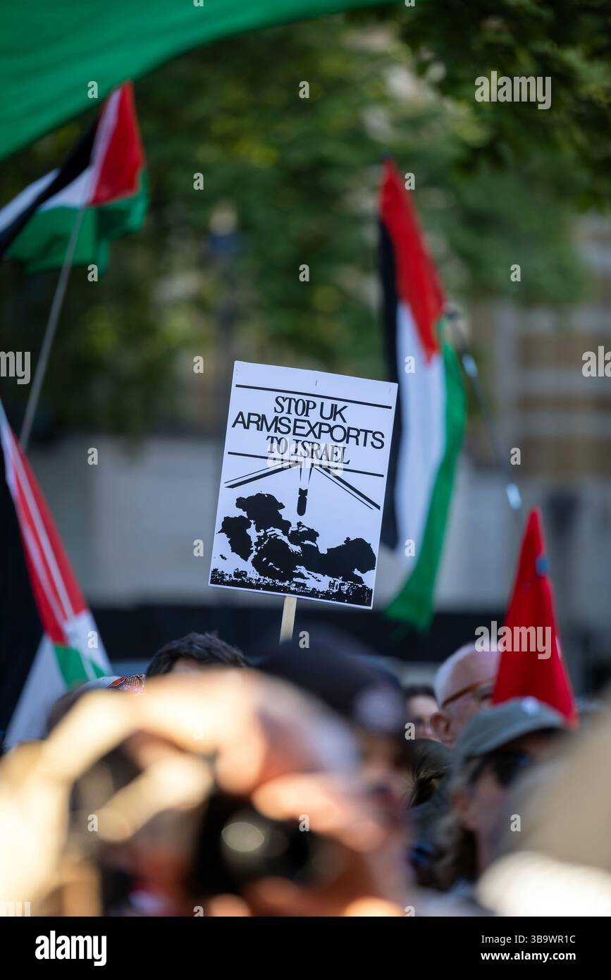 Foreign, Commonwealth & Development Office, Londra, 9 maggio 2025 centinaia di persone si sono radunate al di fuori del Foreign, Commonwealth & Development Office (FCDO), rispondendo a un terribile rapporto del movimento Giovanile palestinese, dei lavoratori per una Palestina libera e dell'Internazionale progressista esponendo la continua complicità del Regno Unito nel genocidio di israele a Gaza. Mentre il Regno Unito ha sospeso 30 licenze di armi, esporta ancora componenti F-35, proiettili e altre munizioni in Israele, alimentando il genocidio. Abdullah Bailey/Alamy Foto Stock