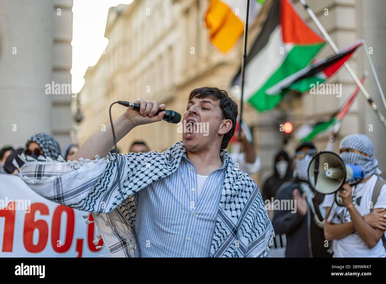 Foreign, Commonwealth & Development Office, Londra, 9 maggio 2025 centinaia di persone si sono radunate al di fuori del Foreign, Commonwealth & Development Office (FCDO), rispondendo a un terribile rapporto del movimento Giovanile palestinese, dei lavoratori per una Palestina libera e dell'Internazionale progressista esponendo la continua complicità del Regno Unito nel genocidio di israele a Gaza. Mentre il Regno Unito ha sospeso 30 licenze di armi, esporta ancora componenti F-35, proiettili e altre munizioni in Israele, alimentando il genocidio. Abdullah Bailey/Alamy Foto Stock
