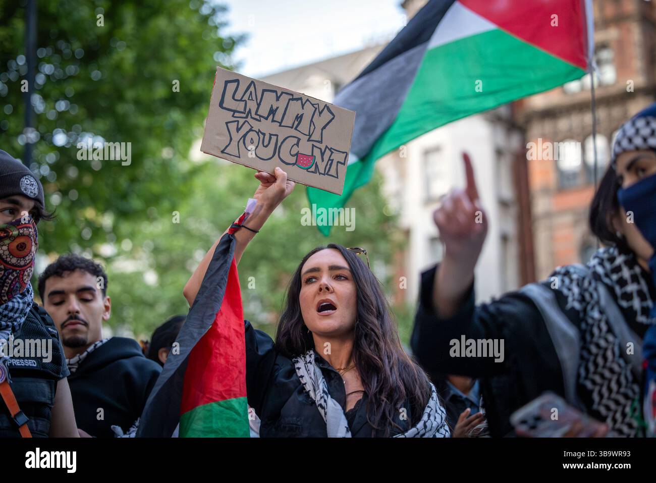 Foreign, Commonwealth & Development Office, Londra, 9 maggio 2025 centinaia di persone si sono radunate al di fuori del Foreign, Commonwealth & Development Office (FCDO), rispondendo a un terribile rapporto del movimento Giovanile palestinese, dei lavoratori per una Palestina libera e dell'Internazionale progressista esponendo la continua complicità del Regno Unito nel genocidio di israele a Gaza. Mentre il Regno Unito ha sospeso 30 licenze di armi, esporta ancora componenti F-35, proiettili e altre munizioni in Israele, alimentando il genocidio. Abdullah Bailey/Alamy Foto Stock