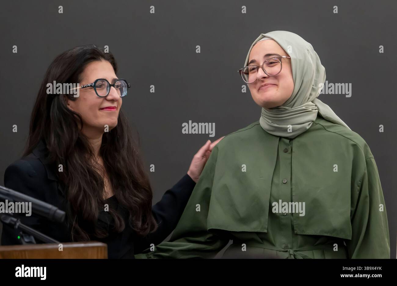 Boston, Massachusetts, Stati Uniti. 10 maggio 2025 Boston, Massachusetts, Stati Uniti d'America RŸmeysa …ztŸrk con il suo avvocato Mahsa Khanbabai all'aeroporto Logan di Boston, dopo che Ozturk è arrivato a casa da una struttura di detenzione per l'immigrazione e le dogane in Louisiana. Ozturk è stata rilasciata oltre sei settimane dopo essere stata spazzata via da agenti DI GHIACCIO mascherati per le strade di Somerville, Massachusetts, (Rick Friedman ) credito: Rick Friedman/Alamy Live News Foto Stock Boston, Massachusetts, Stati Uniti. 10 maggio 2025 Boston, Massachusetts, Stati Uniti d'America RŸmeysa …ztŸrk con il suo avvocato Mahsa Khanbabai all'aeroporto Logan di Boston, dopo che Ozturk è arrivato a casa da una struttura di detenzione per l'immigrazione e le dogane in Louisiana. Ozturk è stata rilasciata oltre sei settimane dopo essere stata spazzata via da agenti DI GHIACCIO mascherati per le strade di Somerville, Massachusetts, (Rick Friedman ) credito: Rick Friedman/Alamy Live News Foto Stock